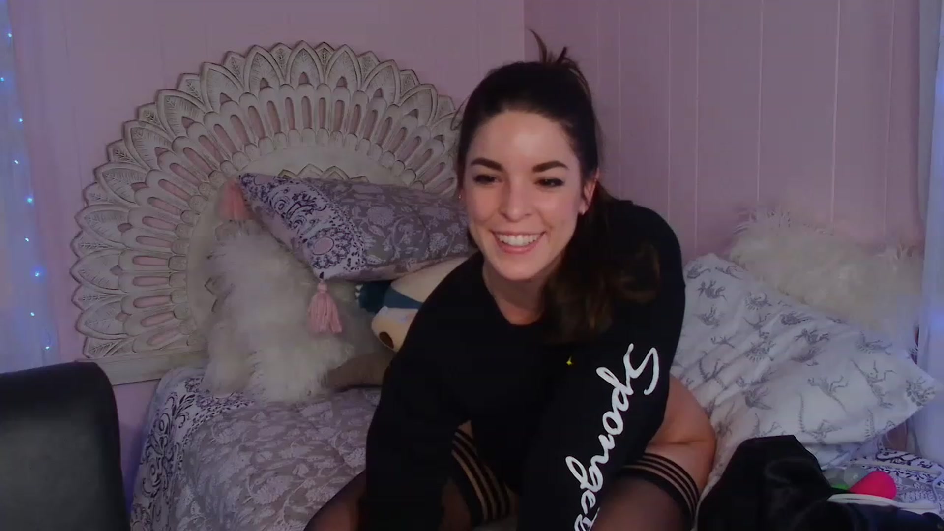 Gallery image thumbnail from ThunderKitten's myfreecams stream on, 12/17/2022, 07:30 image 18 of 20