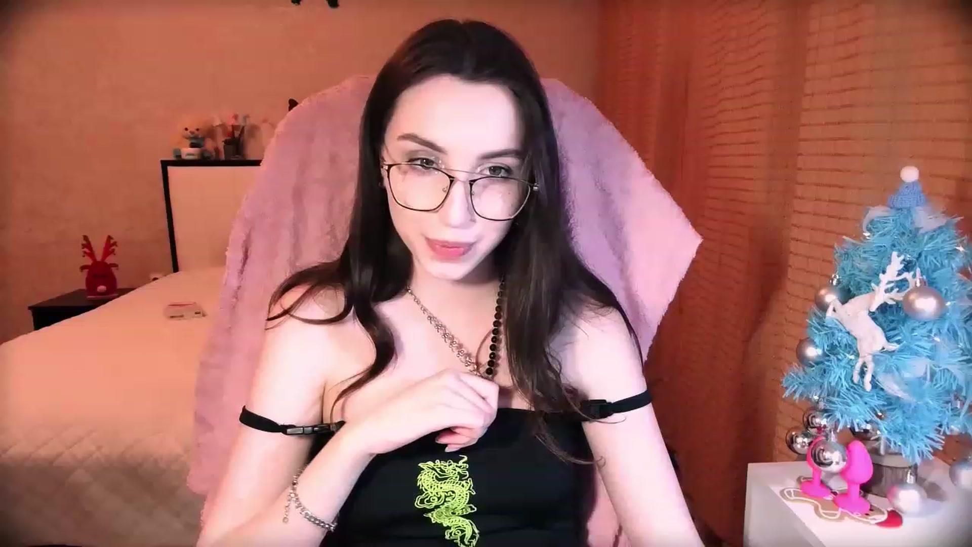 Gallery image thumbnail from Tiffani_xXx's myfreecams stream on, 12/17/2022, 13:16 image 15 of 20