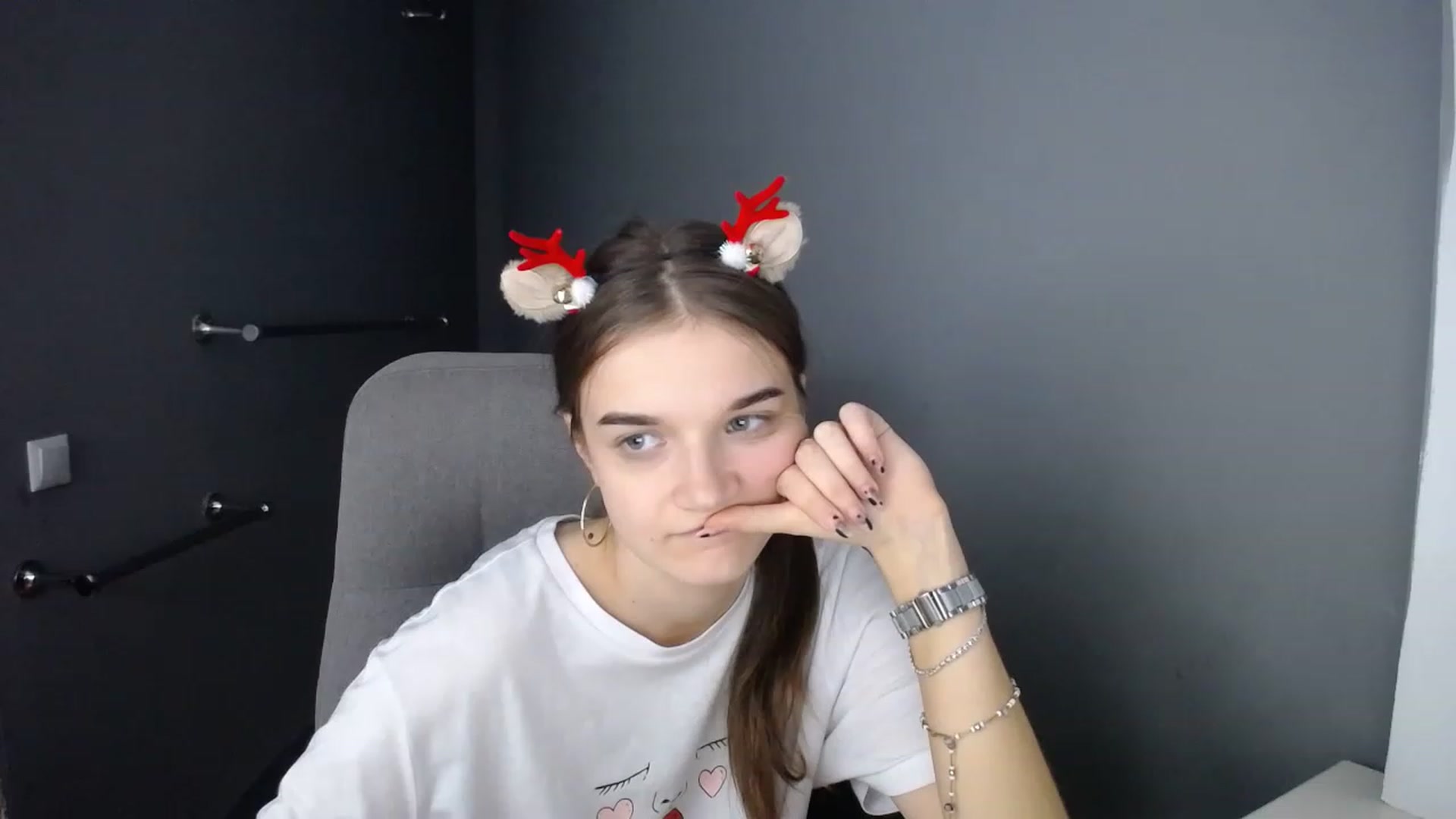 Gallery image thumbnail from TiffanyShinee's myfreecams stream on, 12/24/2022, 15:31 image 17 of 20
