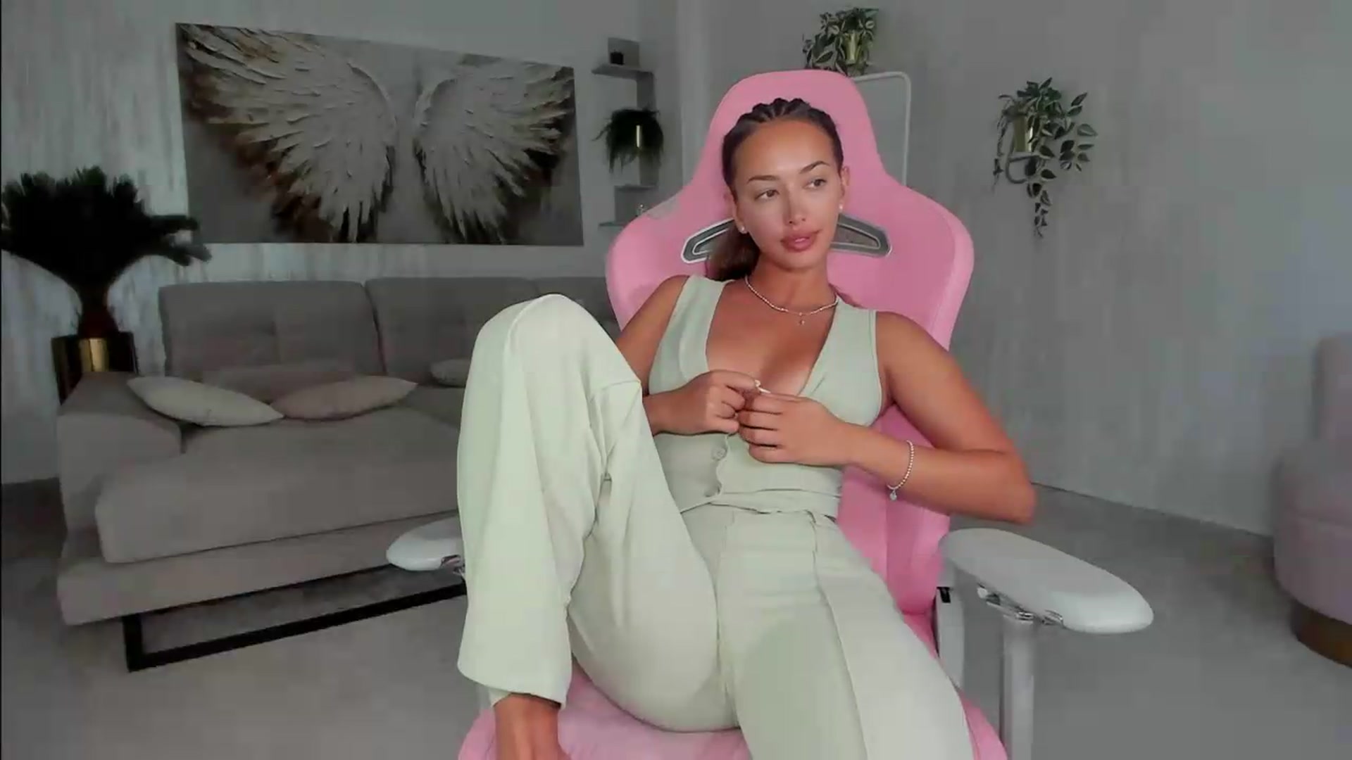Gallery image thumbnail from Tiffany_H's myfreecams stream on, 09/02/2026, 11:43 image 16 of 20
