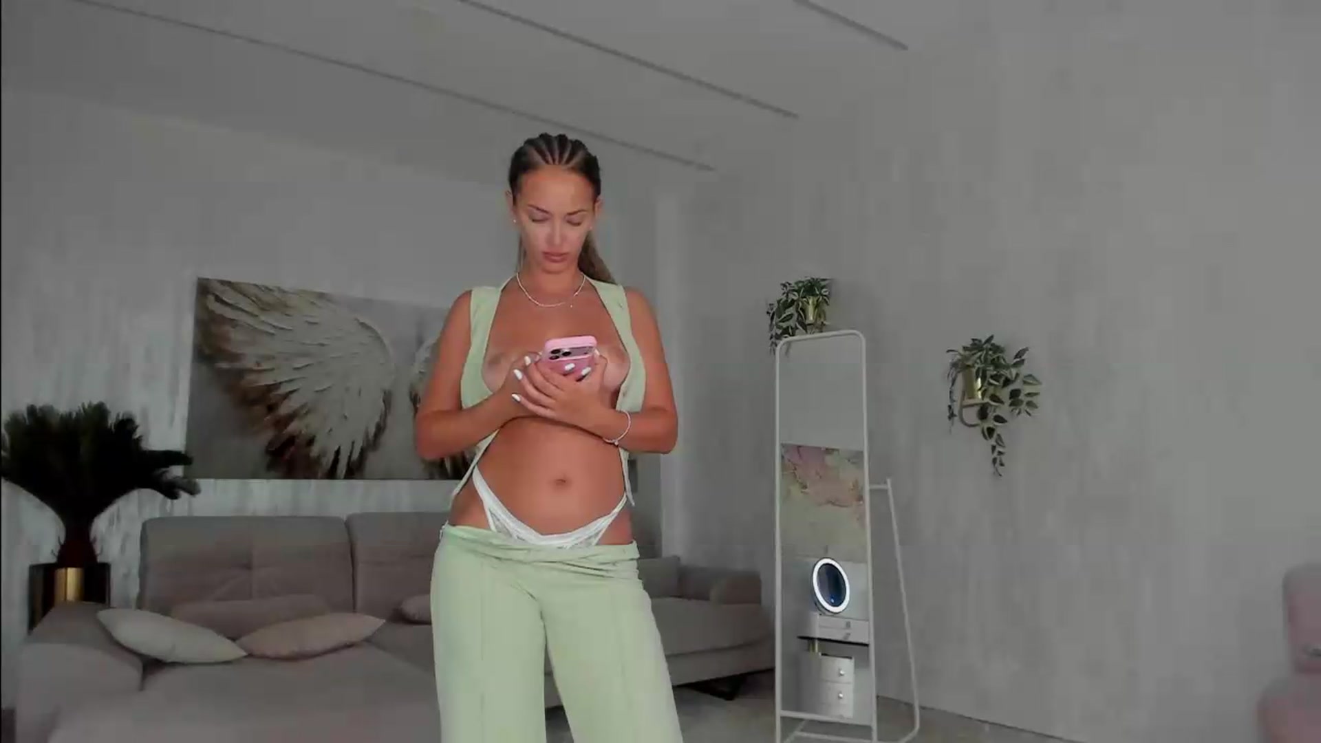 Gallery image thumbnail from Tiffany_H's myfreecams stream on, 09/02/2026, 11:43 image 17 of 20