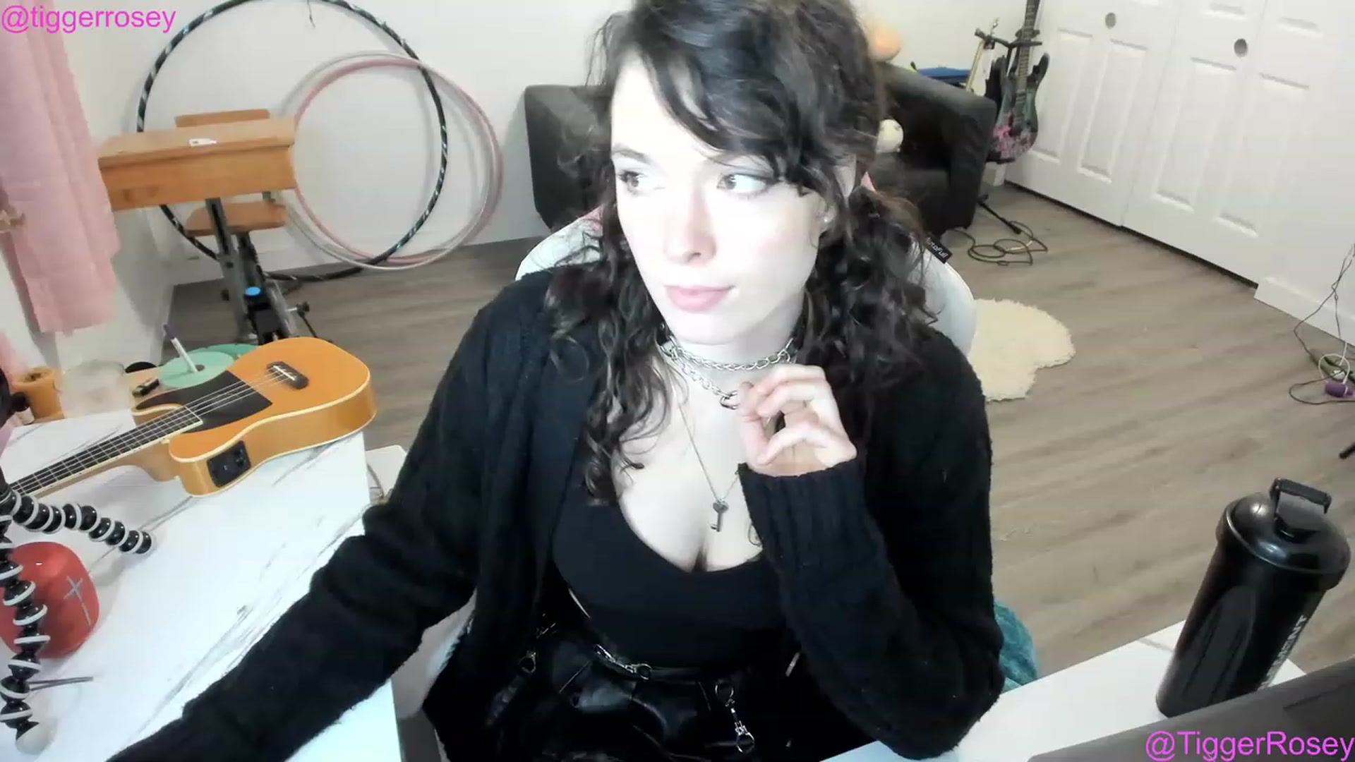 Gallery image thumbnail from TiggerRosey's myfreecams stream on, 12/03/2022, 03:02 image 3 of 20
