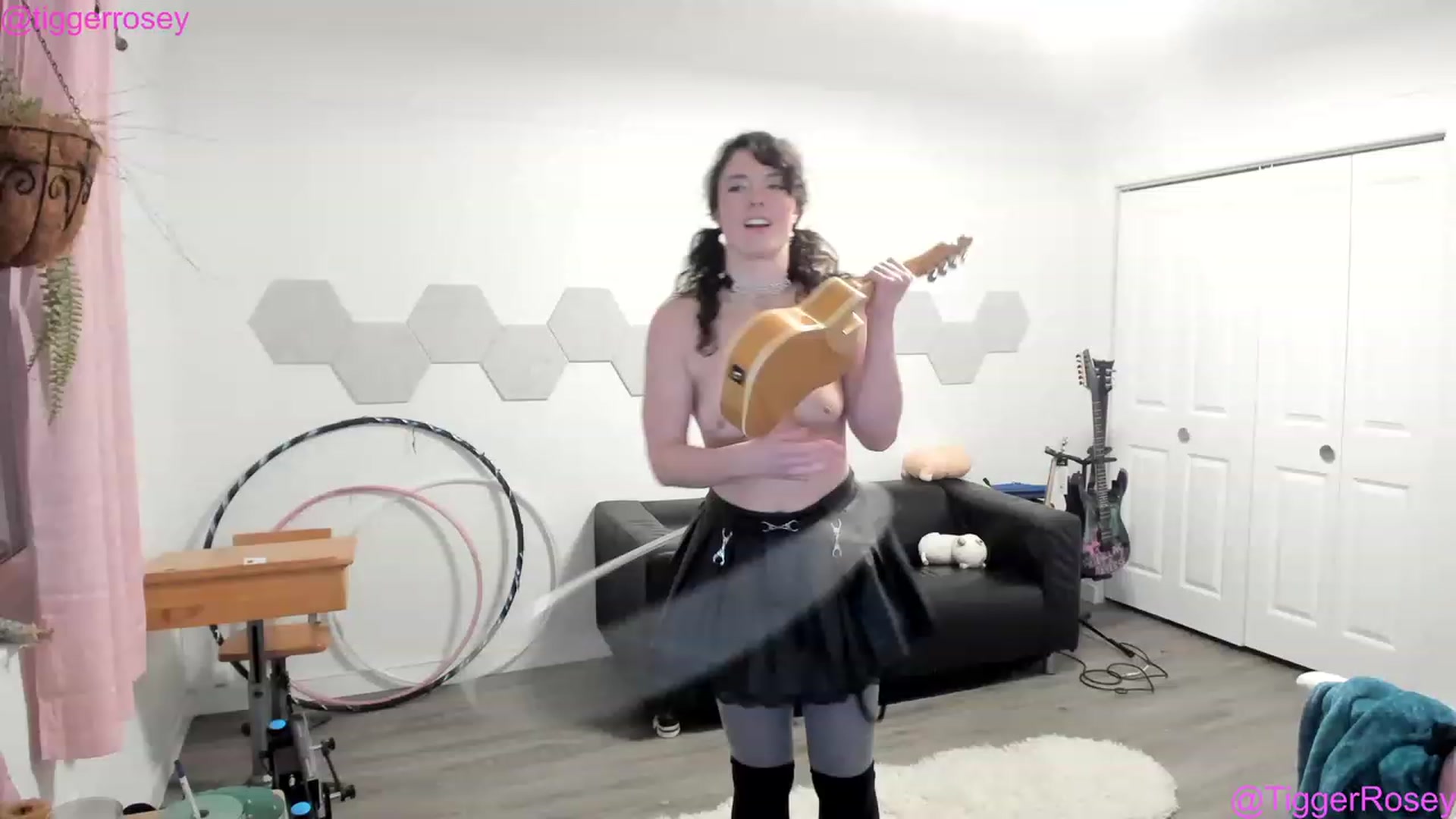 Gallery image thumbnail from TiggerRosey's myfreecams stream on, 12/03/2022, 03:02 image 13 of 20