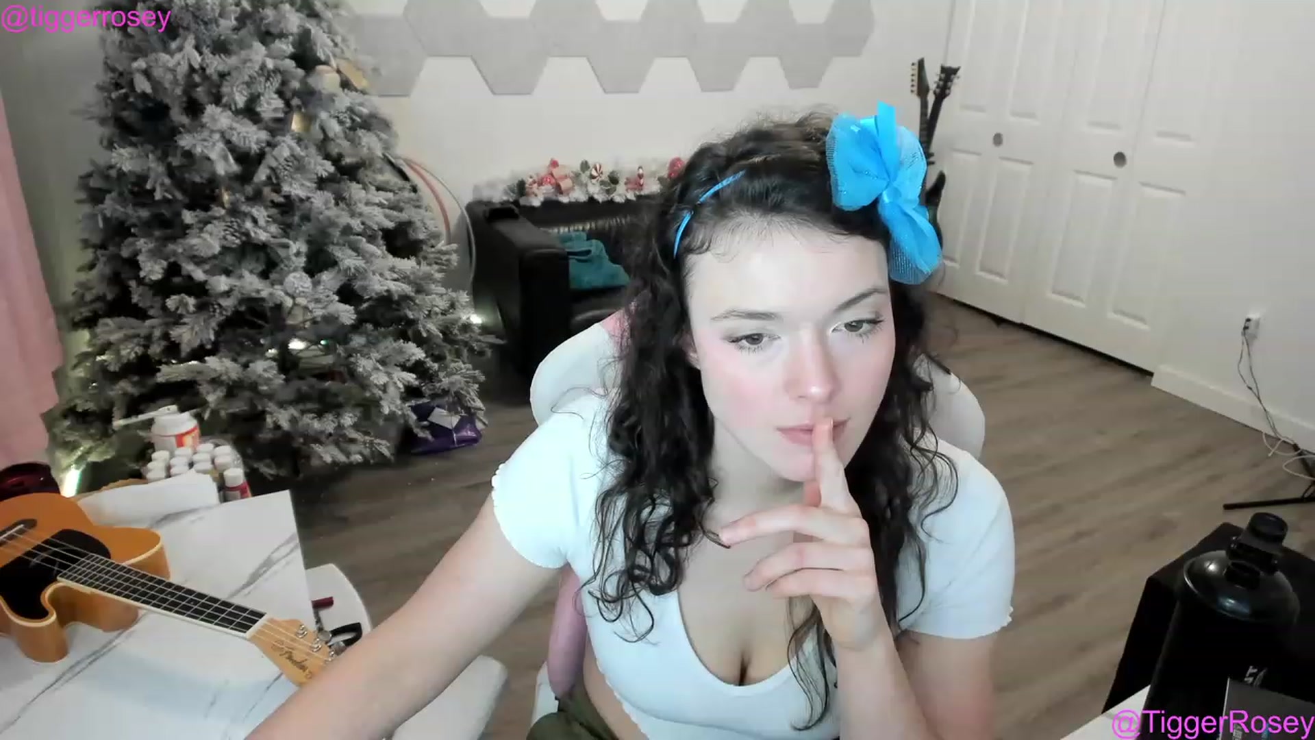 Gallery image thumbnail from TiggerRosey's myfreecams stream on, 12/17/2022, 24:44 image 6 of 20