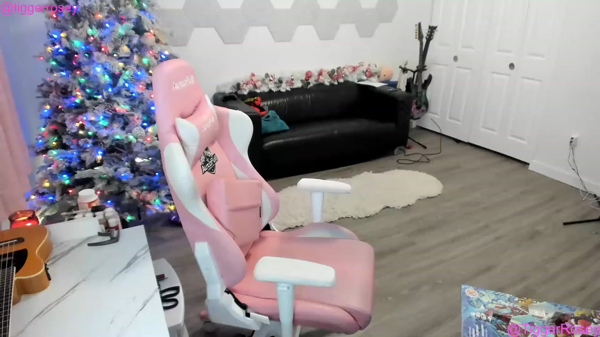 Gallery image thumbnail from TiggerRosey's myfreecams stream on, 12/20/2022, 03:33 image 18 of 20