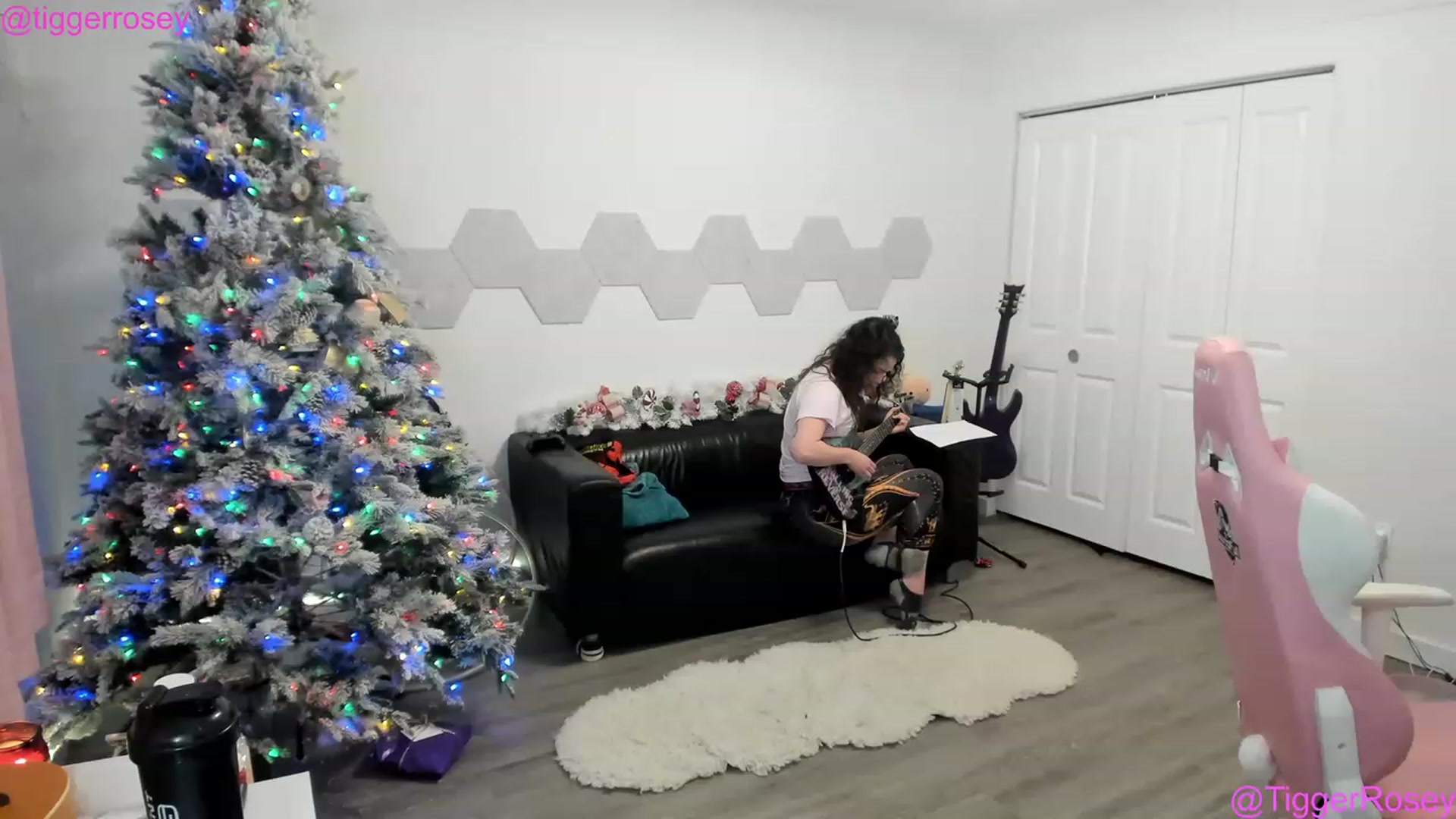 Gallery image thumbnail from TiggerRosey's myfreecams stream on, 12/20/2022, 04:11 image 19 of 20