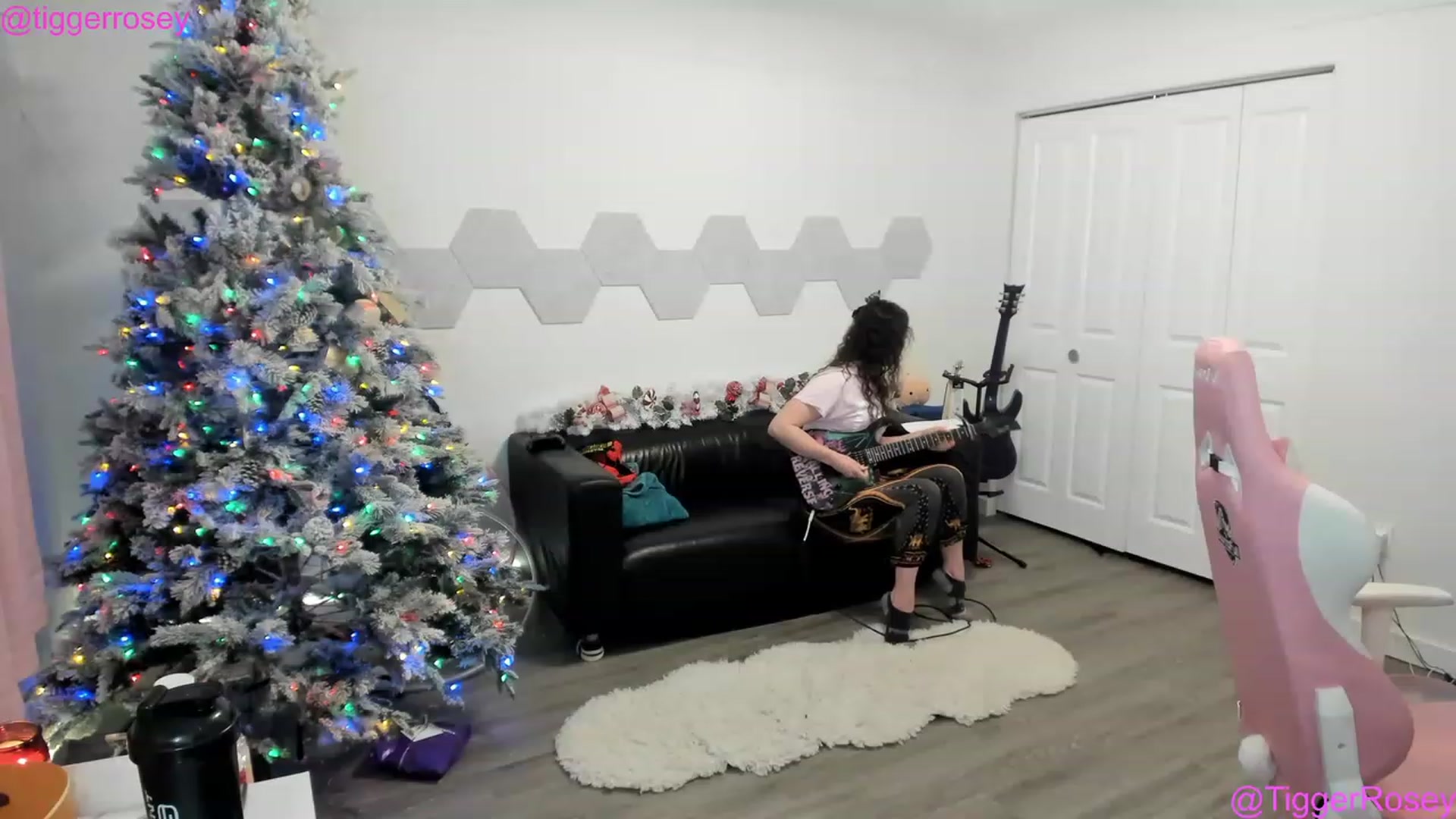 Gallery image thumbnail from TiggerRosey's myfreecams stream on, 12/20/2022, 04:11 image 18 of 20