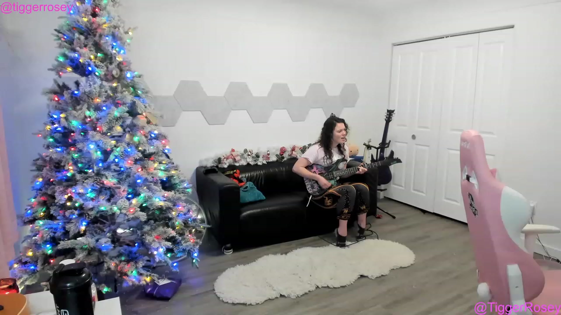 Gallery image thumbnail from TiggerRosey's myfreecams stream on, 12/20/2022, 04:11 image 17 of 20
