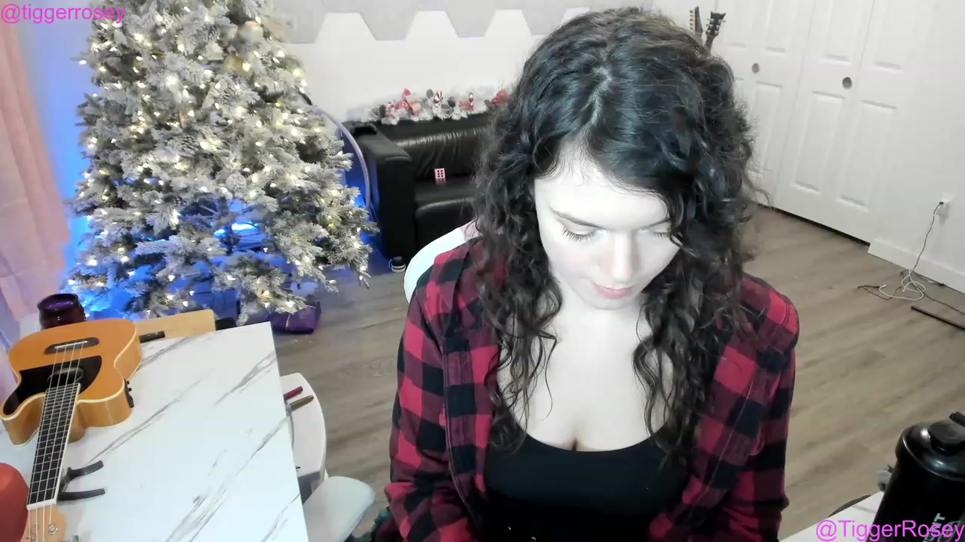 Gallery image thumbnail from TiggerRosey's myfreecams stream on, 12/29/2022, 03:46 image 1 of 20