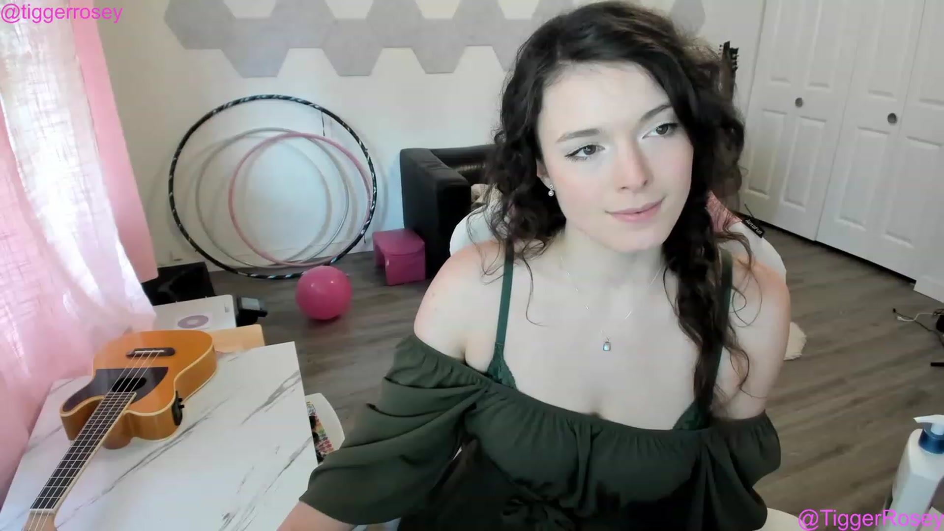 Gallery image thumbnail from TiggerRosey's myfreecams stream on, 03/17/2023, 23:01 image 8 of 20