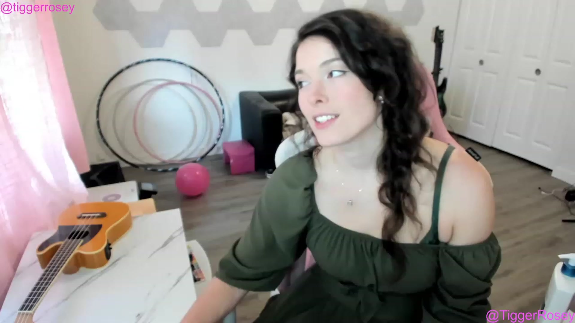 Gallery image thumbnail from TiggerRosey's myfreecams stream on, 03/17/2023, 23:01 image 14 of 20