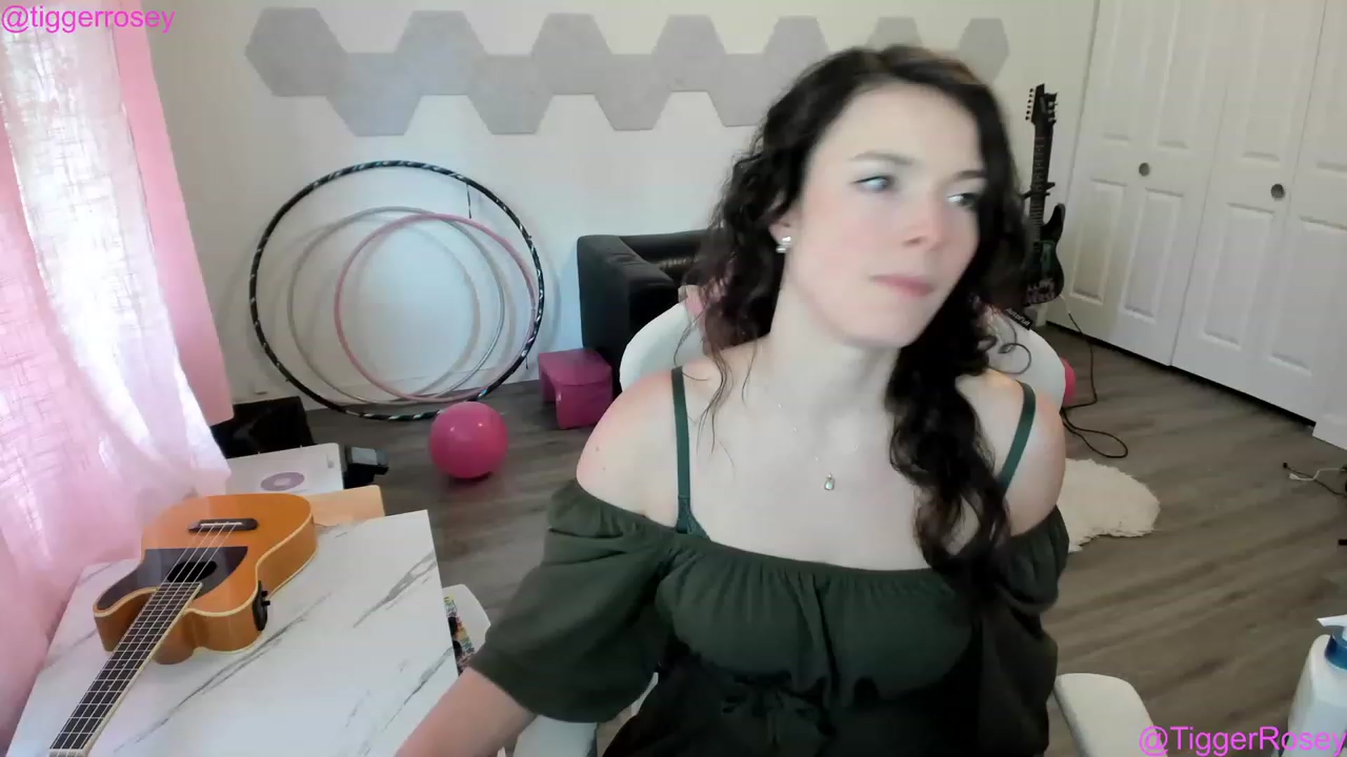 Gallery image thumbnail from TiggerRosey's myfreecams stream on, 03/17/2023, 23:01 image 3 of 20