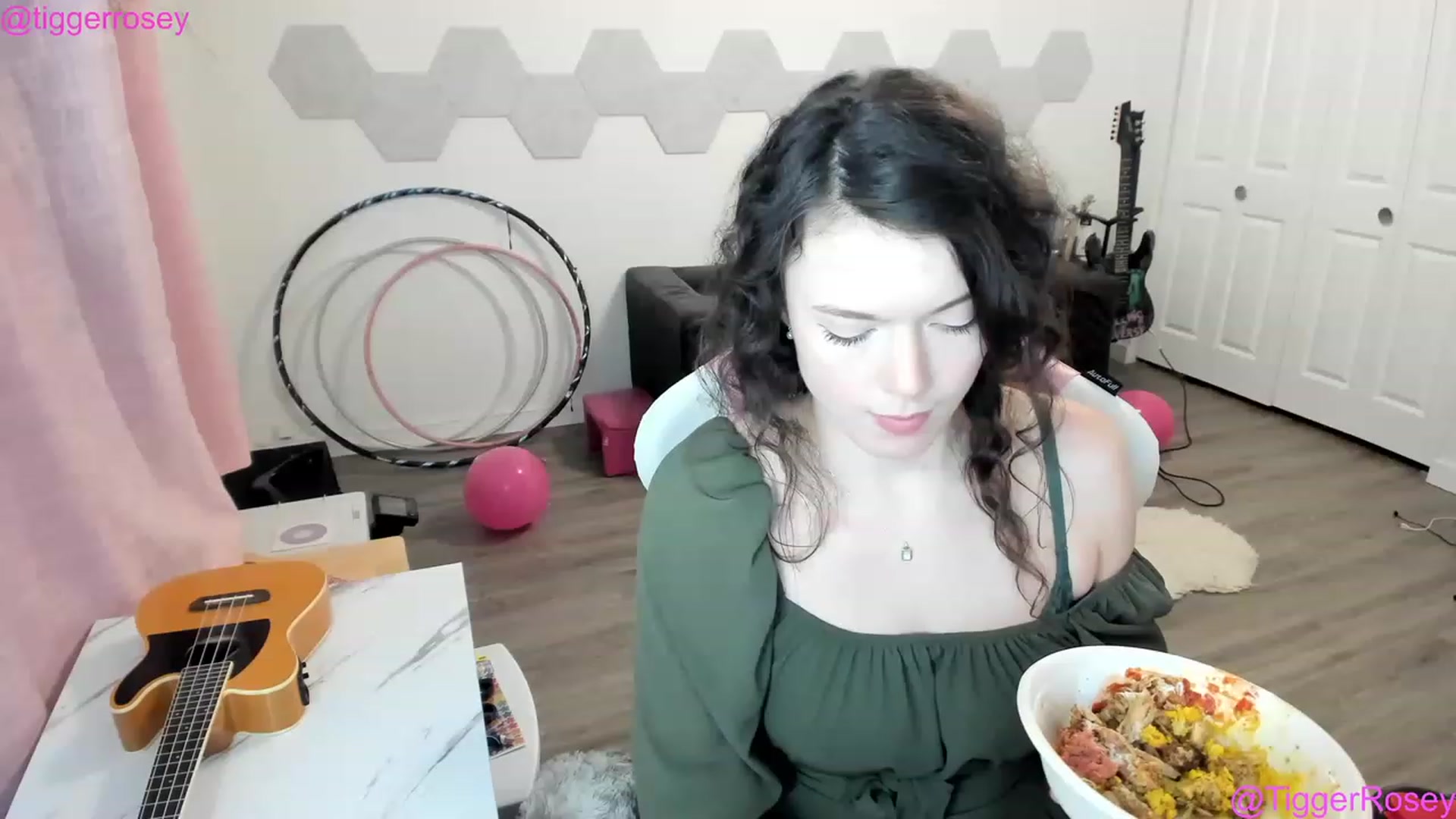 Gallery image thumbnail from TiggerRosey's myfreecams stream on, 03/18/2023, 24:06 image 16 of 20