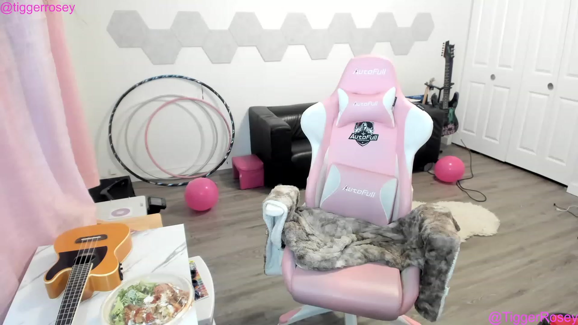 Gallery image thumbnail from TiggerRosey's myfreecams stream on, 03/18/2023, 24:06 image 14 of 20