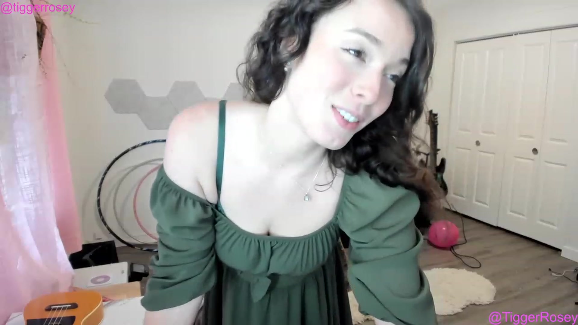 Gallery image thumbnail from TiggerRosey's myfreecams stream on, 03/18/2023, 24:06 image 8 of 20
