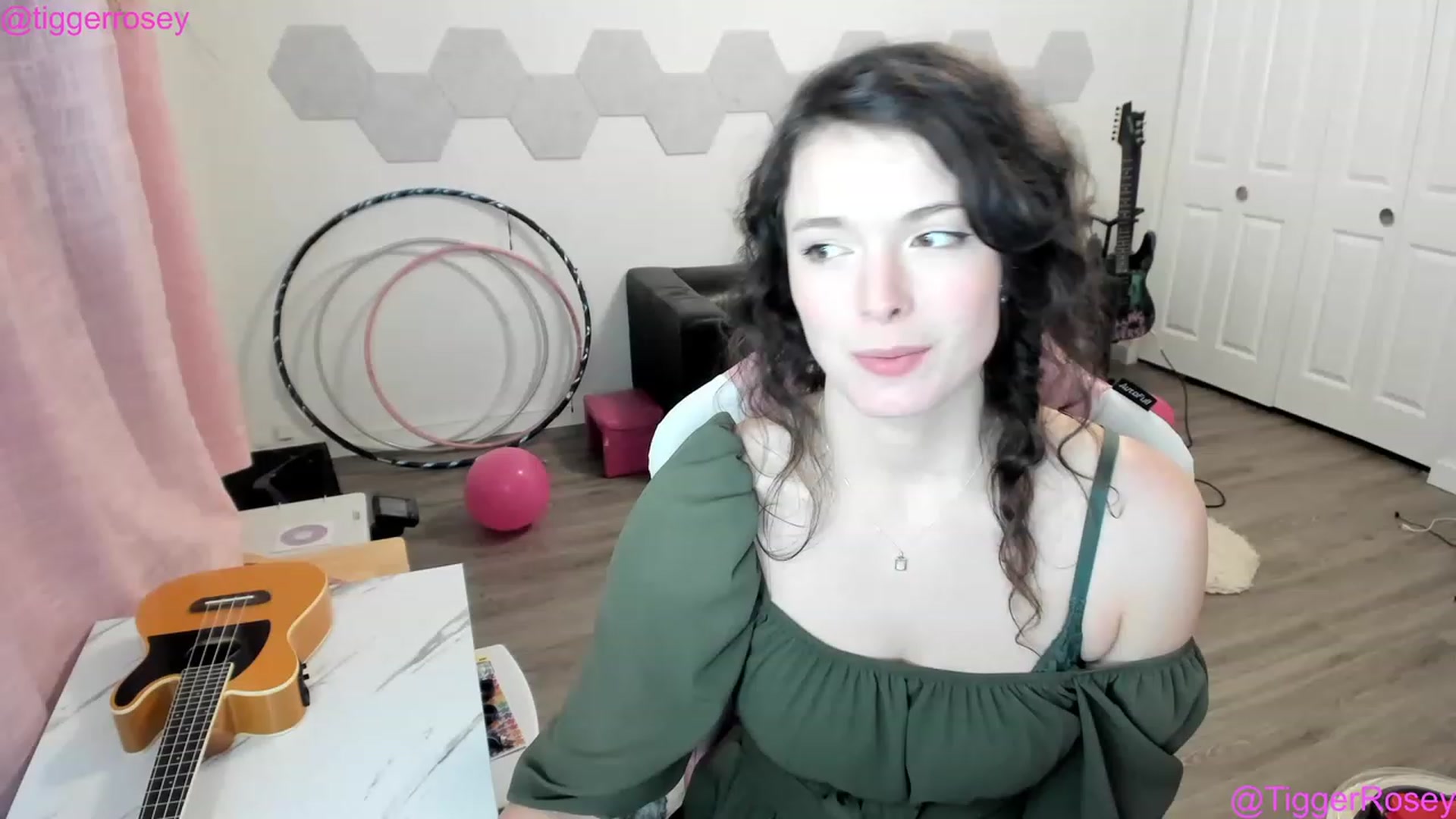 Gallery image thumbnail from TiggerRosey's myfreecams stream on, 03/18/2023, 24:06 image 17 of 20