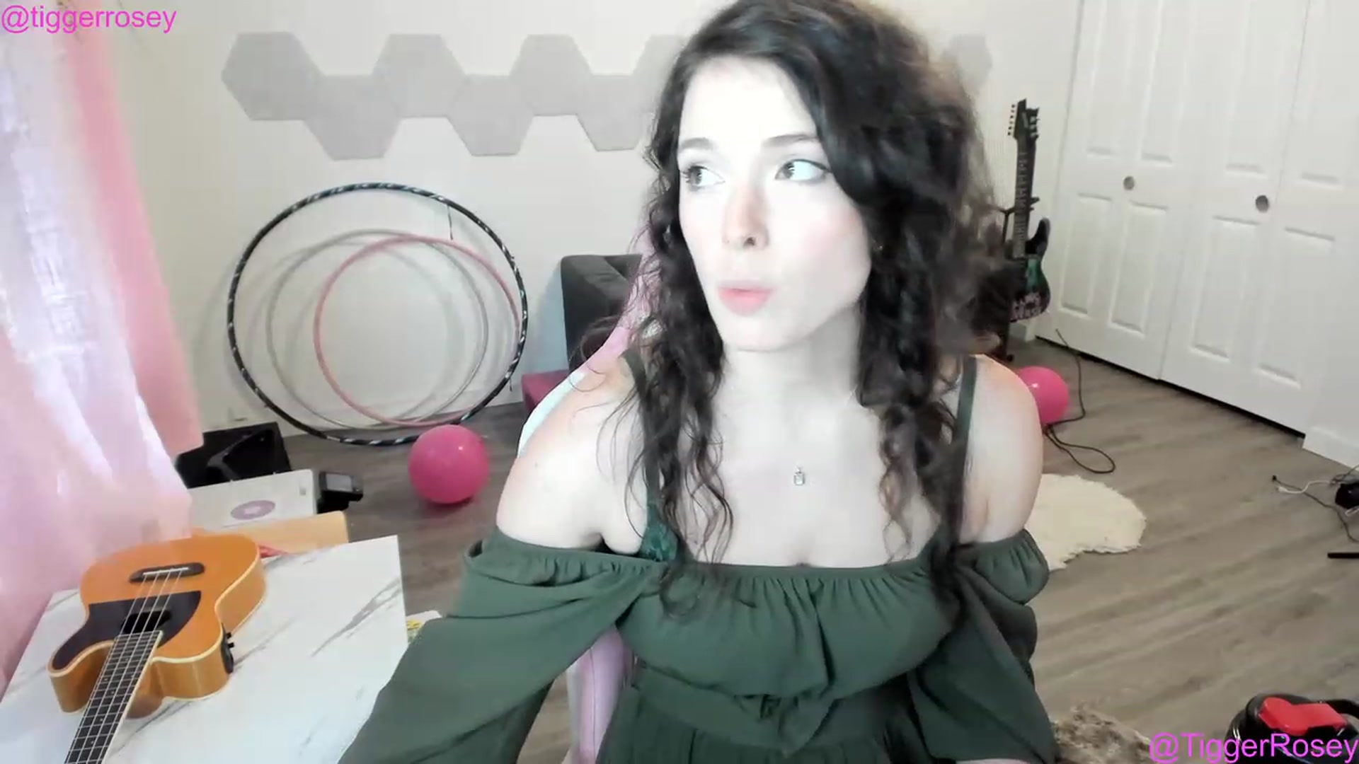 Gallery image thumbnail from TiggerRosey's myfreecams stream on, 03/18/2023, 24:06 image 7 of 20