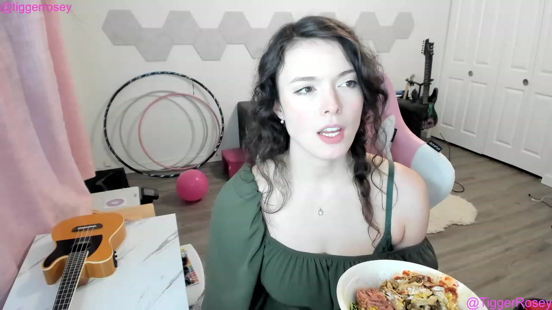 Gallery image thumbnail from TiggerRosey's myfreecams stream on, 03/18/2023, 24:06 image 15 of 20