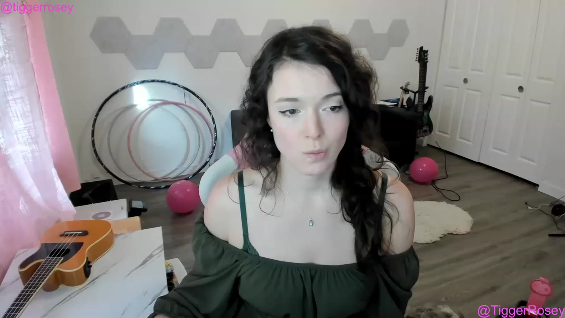 Gallery image thumbnail from TiggerRosey's myfreecams stream on, 03/18/2023, 24:06 image 1 of 20