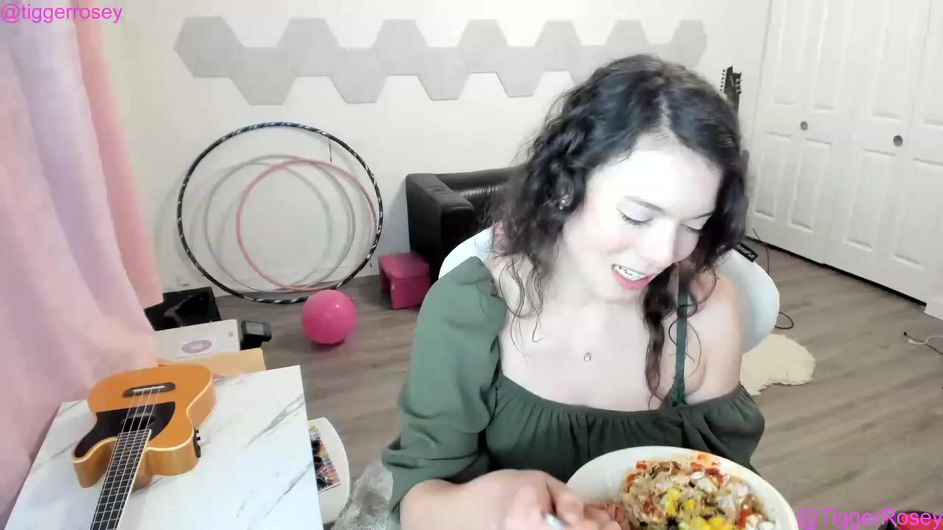 Gallery image thumbnail from TiggerRosey's myfreecams stream on, 03/18/2023, 03:45 image 12 of 20