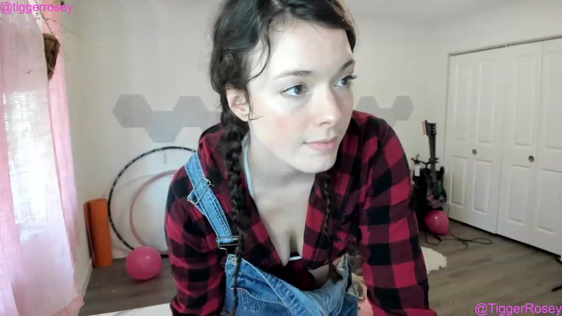 Gallery image thumbnail from TiggerRosey's myfreecams stream on, 03/21/2023, 23:09 image 17 of 20