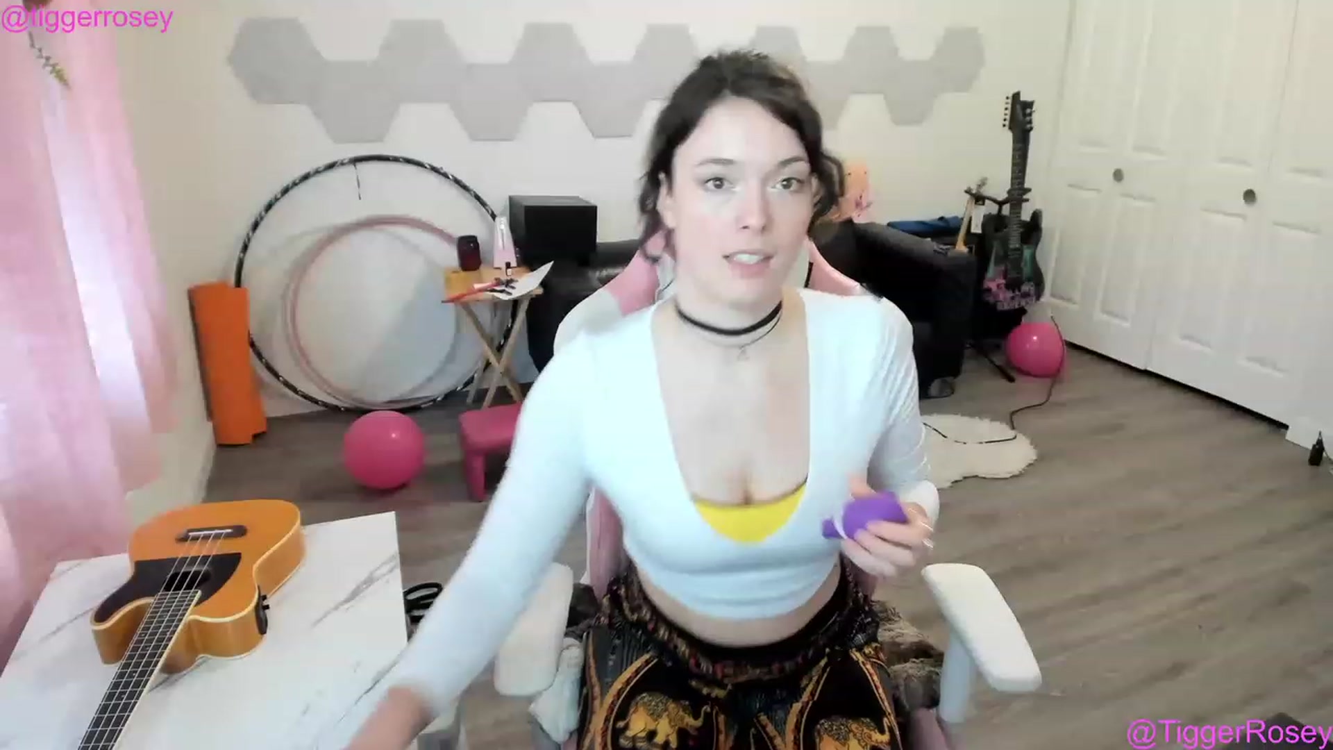 Gallery image thumbnail from TiggerRosey's myfreecams stream on, 04/01/2023, 24:01 image 15 of 20