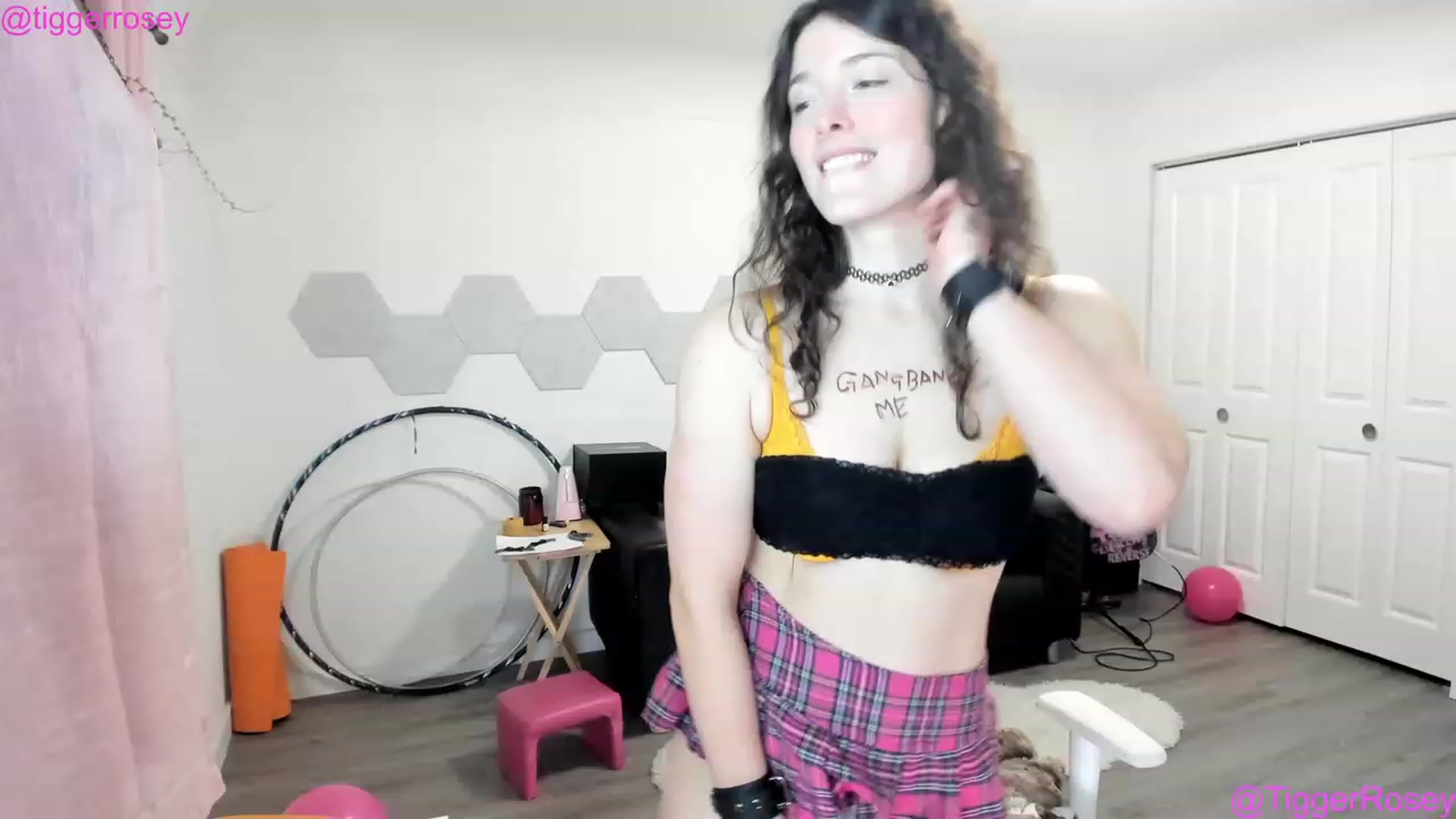 Gallery image thumbnail from TiggerRosey's myfreecams stream on, 04/04/2023, 07:25 image 6 of 20