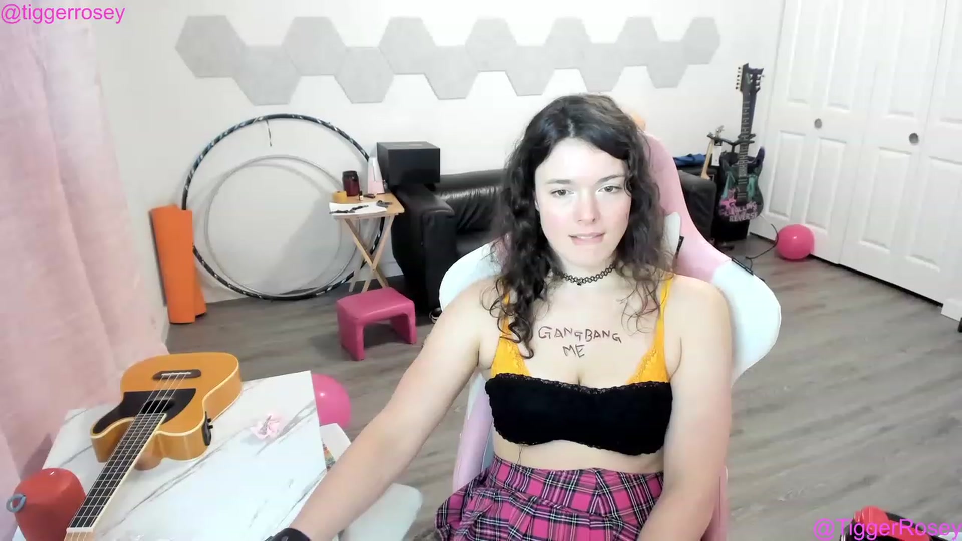 Gallery image thumbnail from TiggerRosey's myfreecams stream on, 04/04/2023, 08:48 image 2 of 20