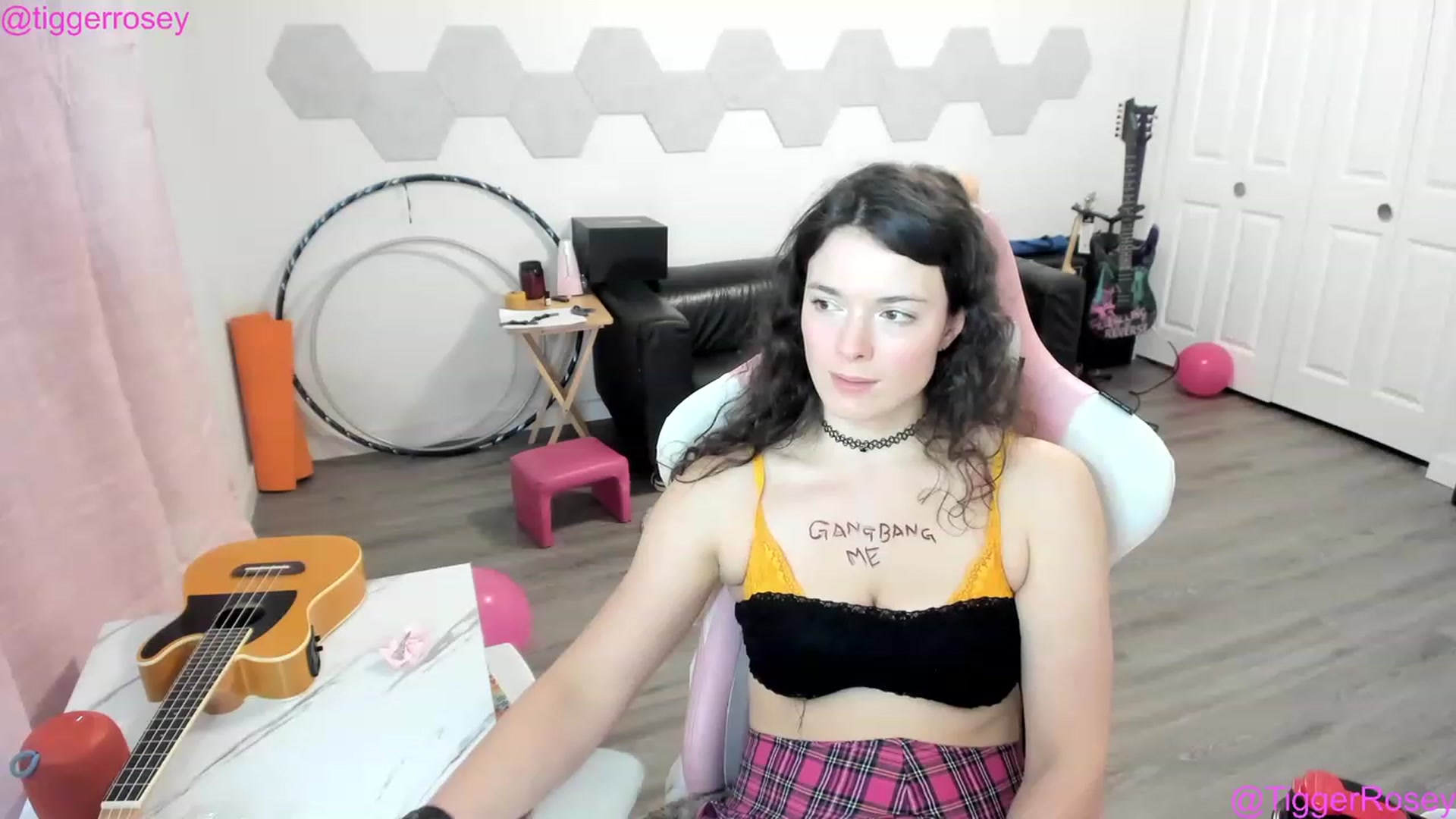 Gallery image thumbnail from TiggerRosey's myfreecams stream on, 04/04/2023, 08:48 image 3 of 20