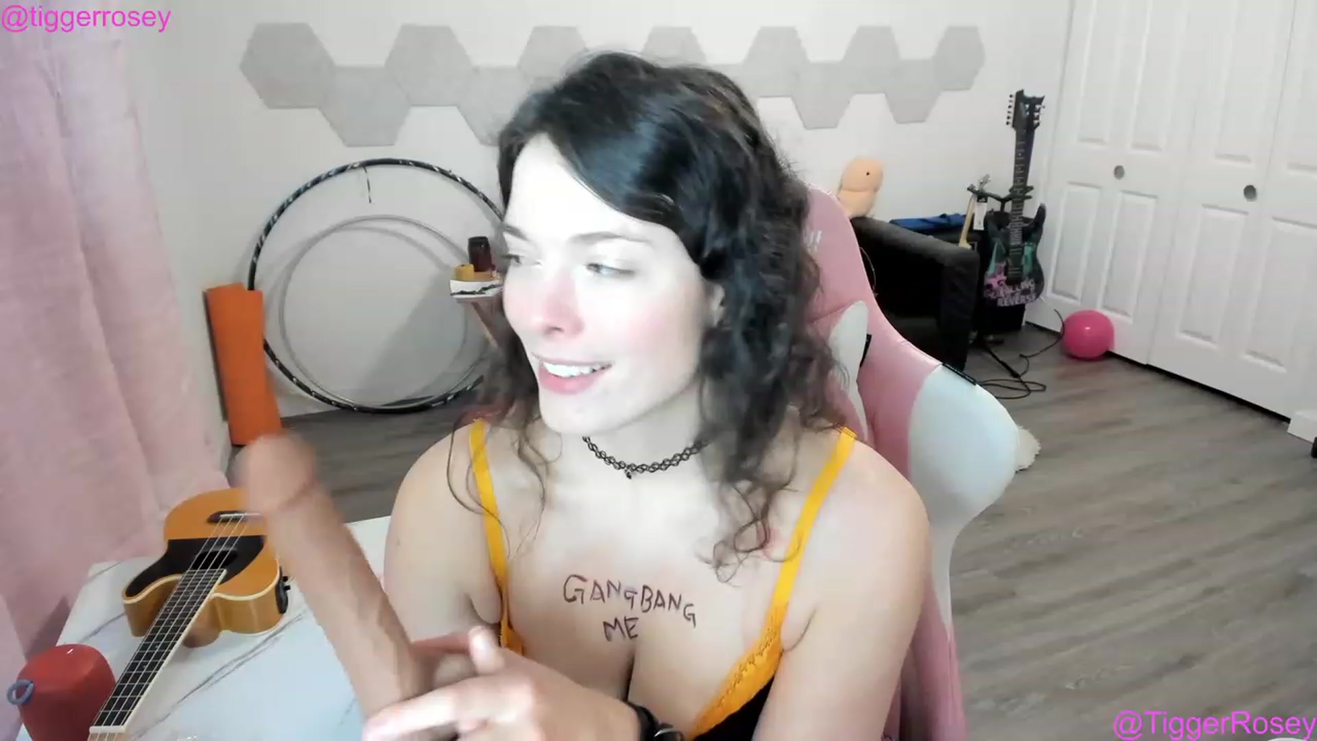 Gallery image thumbnail from TiggerRosey's myfreecams stream on, 04/04/2023, 08:48 image 13 of 20