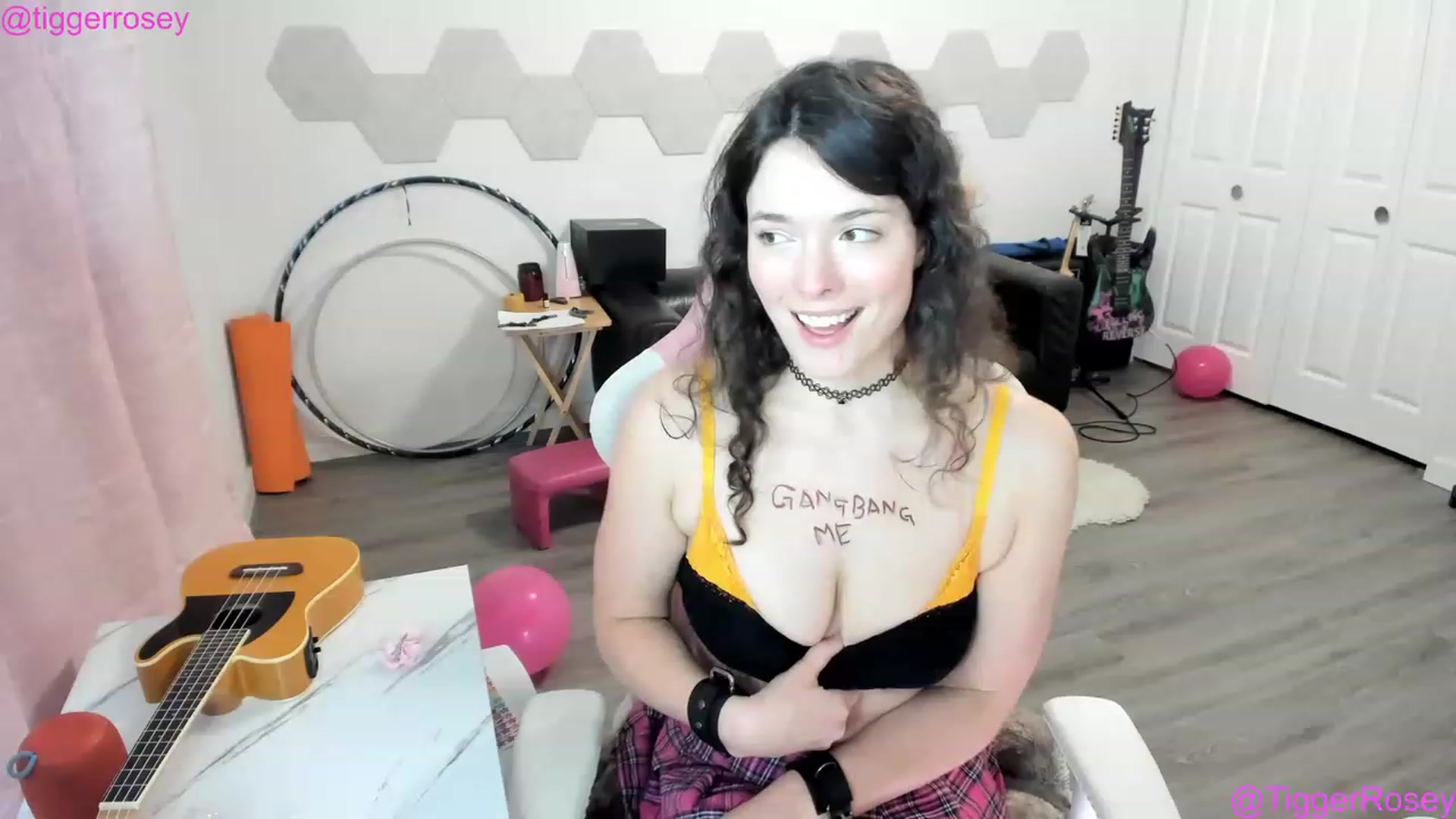 Gallery image thumbnail from TiggerRosey's myfreecams stream on, 04/04/2023, 08:48 image 19 of 20