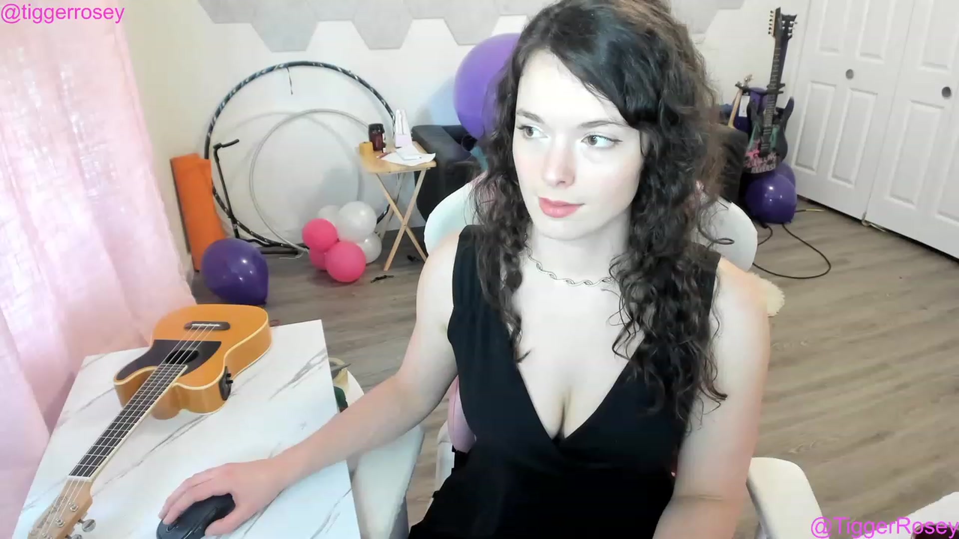 Gallery image thumbnail from TiggerRosey's myfreecams stream on, 04/12/2023, 23:33 image 16 of 20