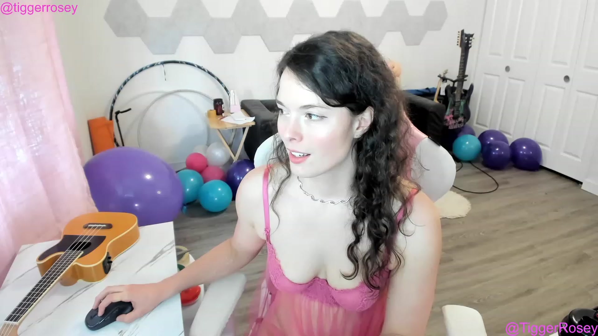 Gallery image thumbnail from TiggerRosey's myfreecams stream on, 04/13/2023, 24:01 image 17 of 20