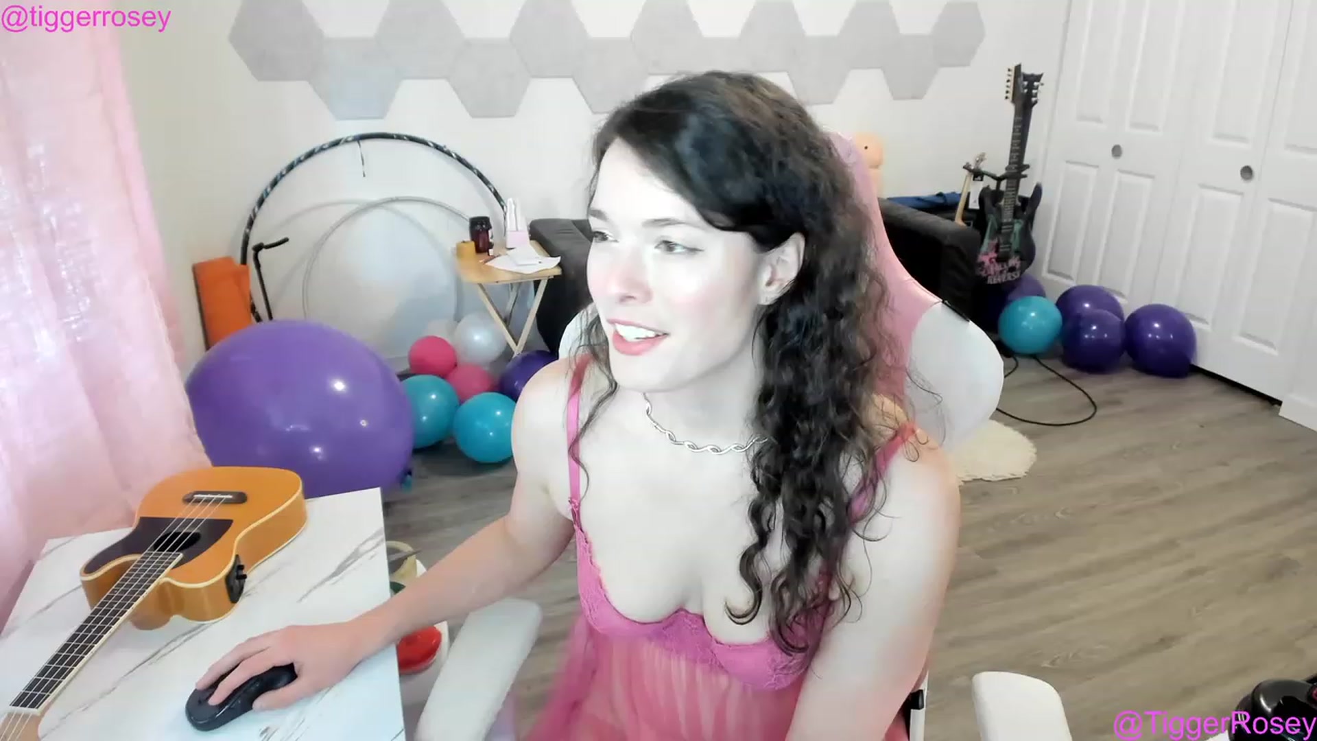 Gallery image thumbnail from TiggerRosey's myfreecams stream on, 04/13/2023, 24:01 image 16 of 20