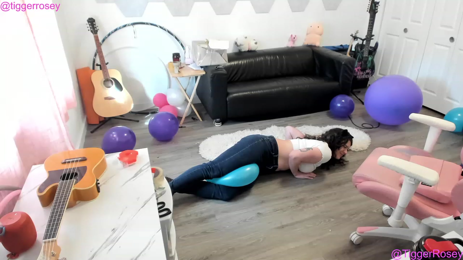 Gallery image thumbnail from TiggerRosey's myfreecams stream on, 04/20/2023, 24:03 image 11 of 20