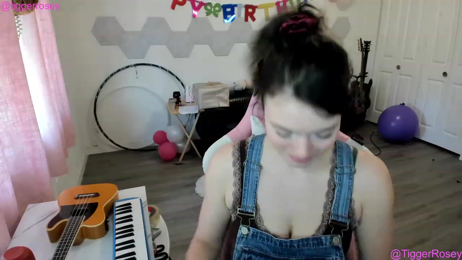 Gallery image thumbnail from TiggerRosey's myfreecams stream on, 04/25/2023, 23:54 image 7 of 20