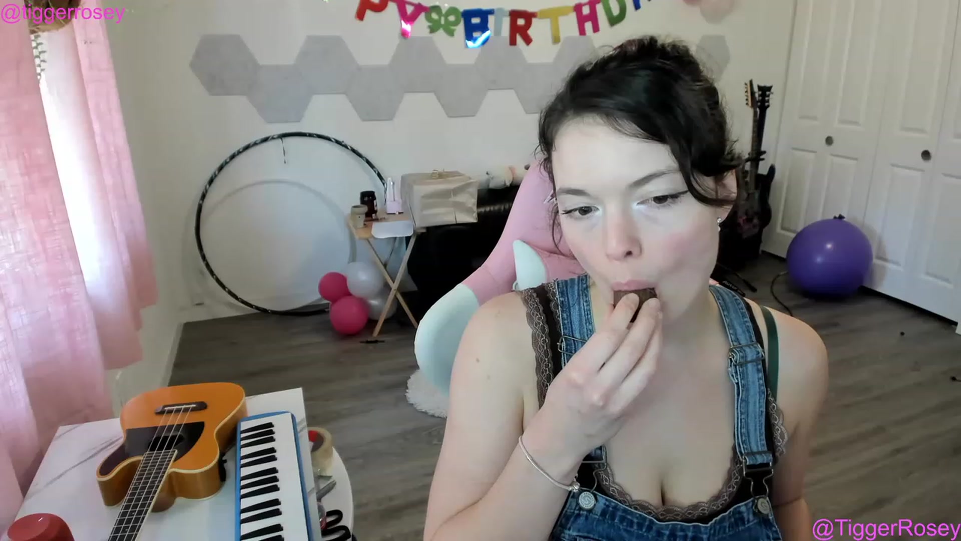 Gallery image thumbnail from TiggerRosey's myfreecams stream on, 04/25/2023, 23:54 image 6 of 20