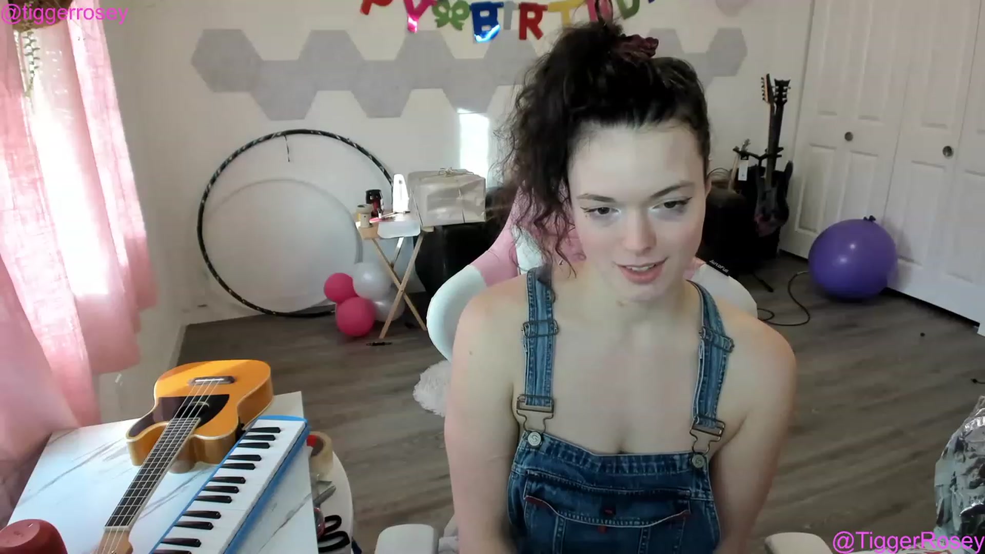 Gallery image thumbnail from TiggerRosey's myfreecams stream on, 04/26/2023, 01:51 image 16 of 20