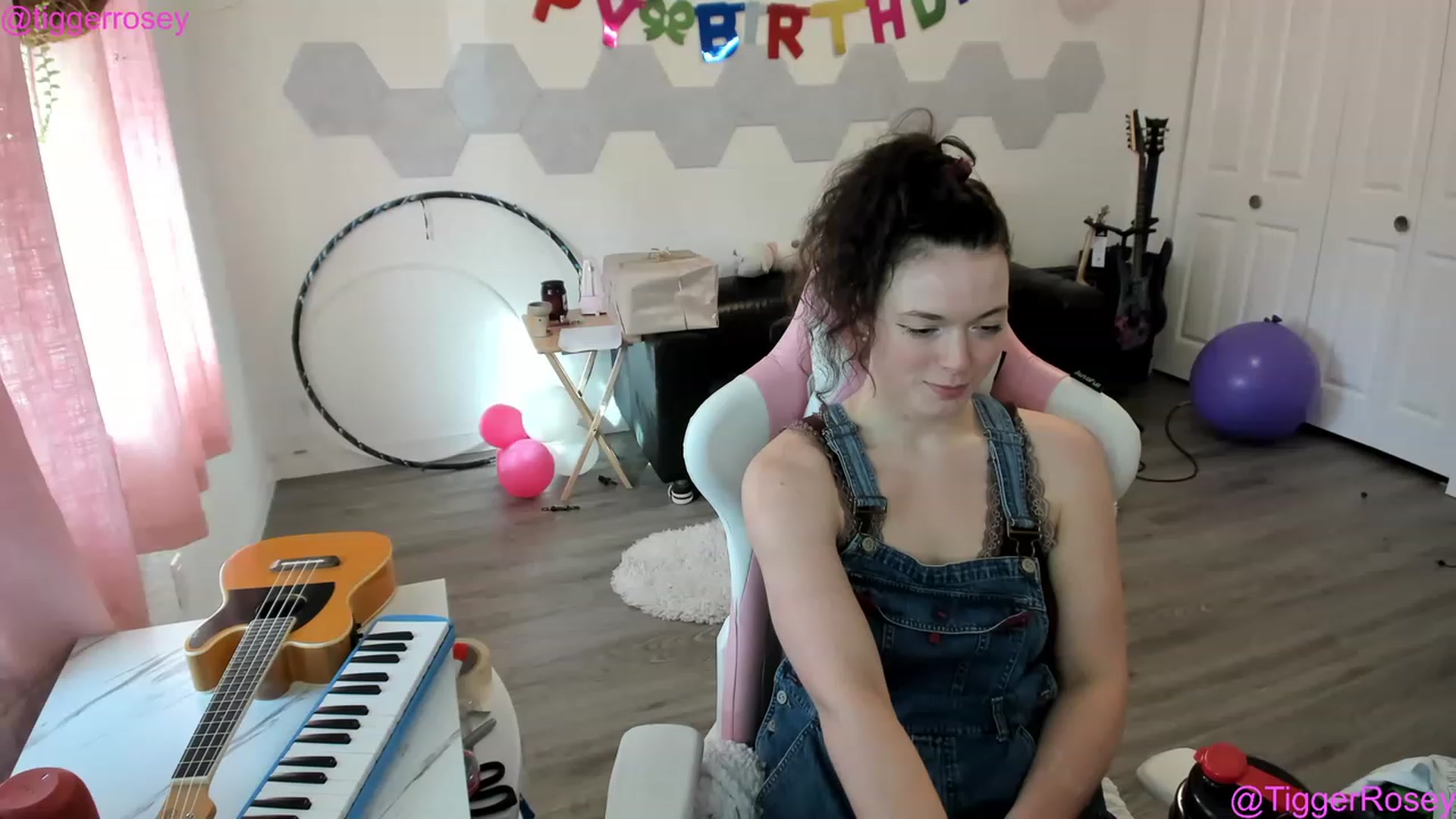 Gallery image thumbnail from TiggerRosey's myfreecams stream on, 04/26/2023, 01:51 image 1 of 20