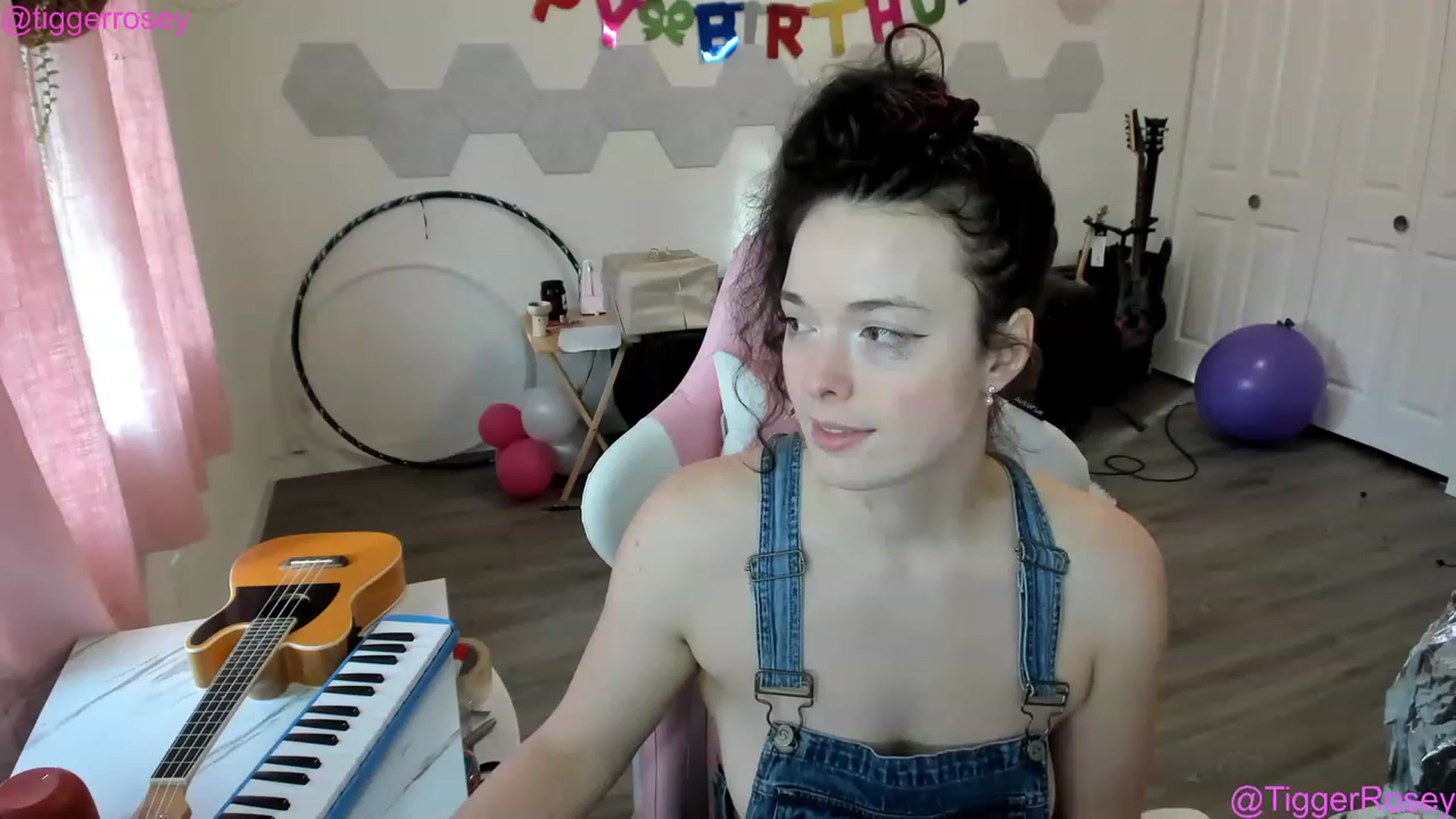 Gallery image thumbnail from TiggerRosey's myfreecams stream on, 04/26/2023, 01:51 image 19 of 20