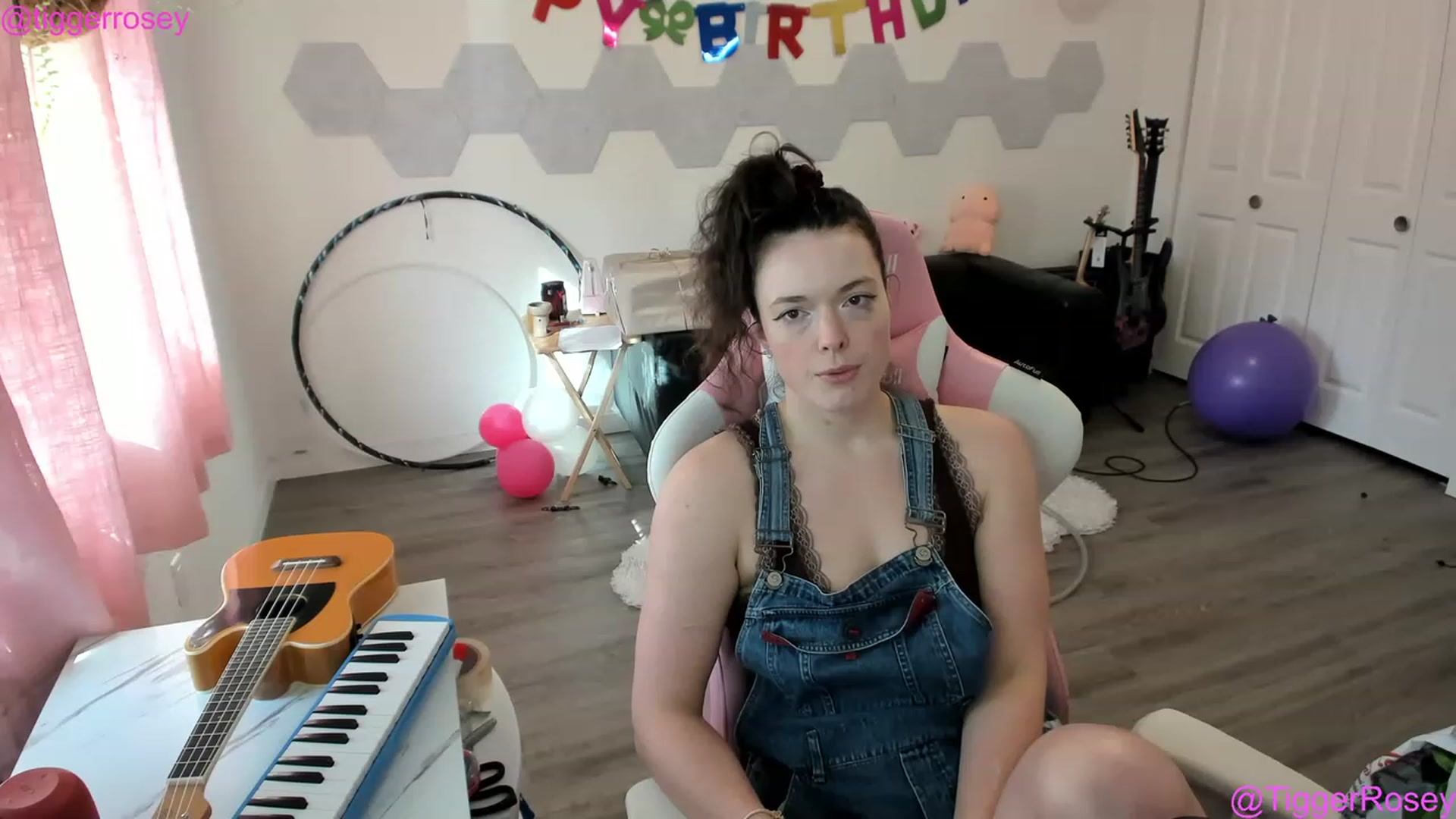Gallery image thumbnail from TiggerRosey's myfreecams stream on, 04/26/2023, 01:51 image 5 of 20
