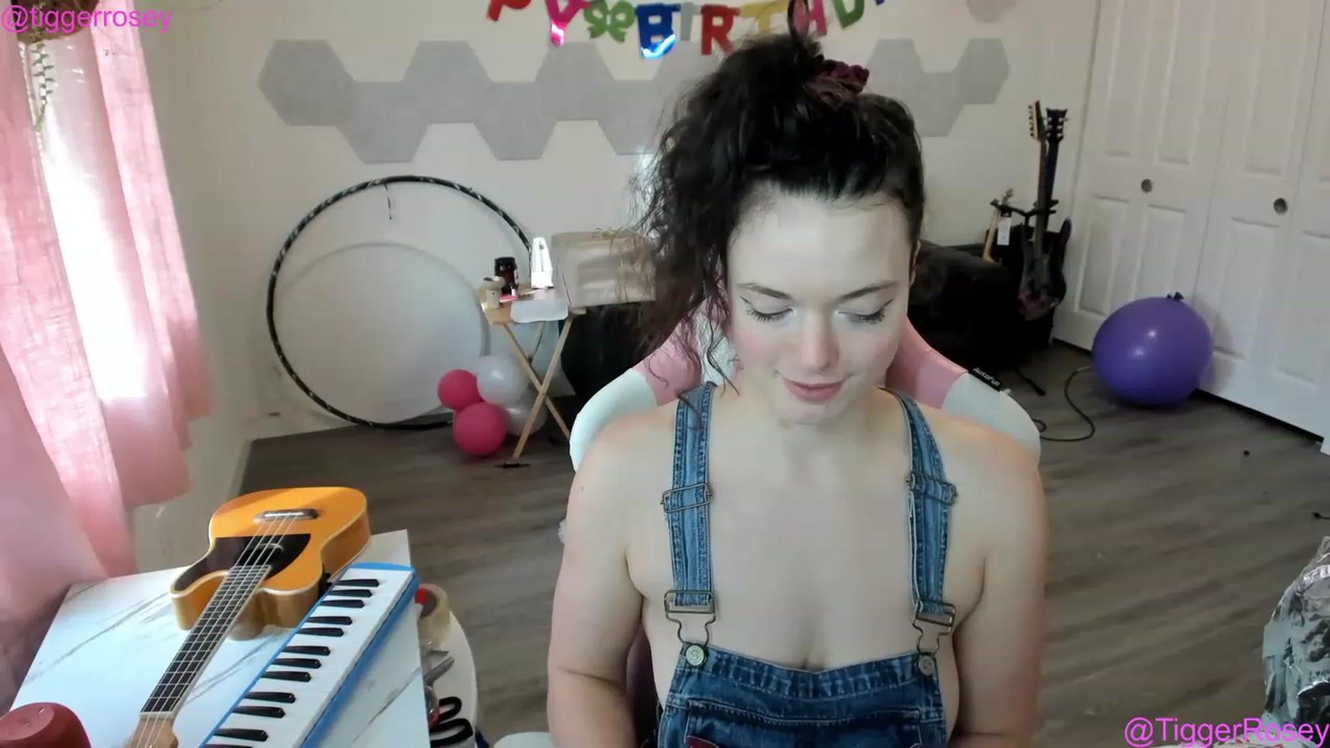 Gallery image thumbnail from TiggerRosey's myfreecams stream on, 04/26/2023, 01:51 image 17 of 20