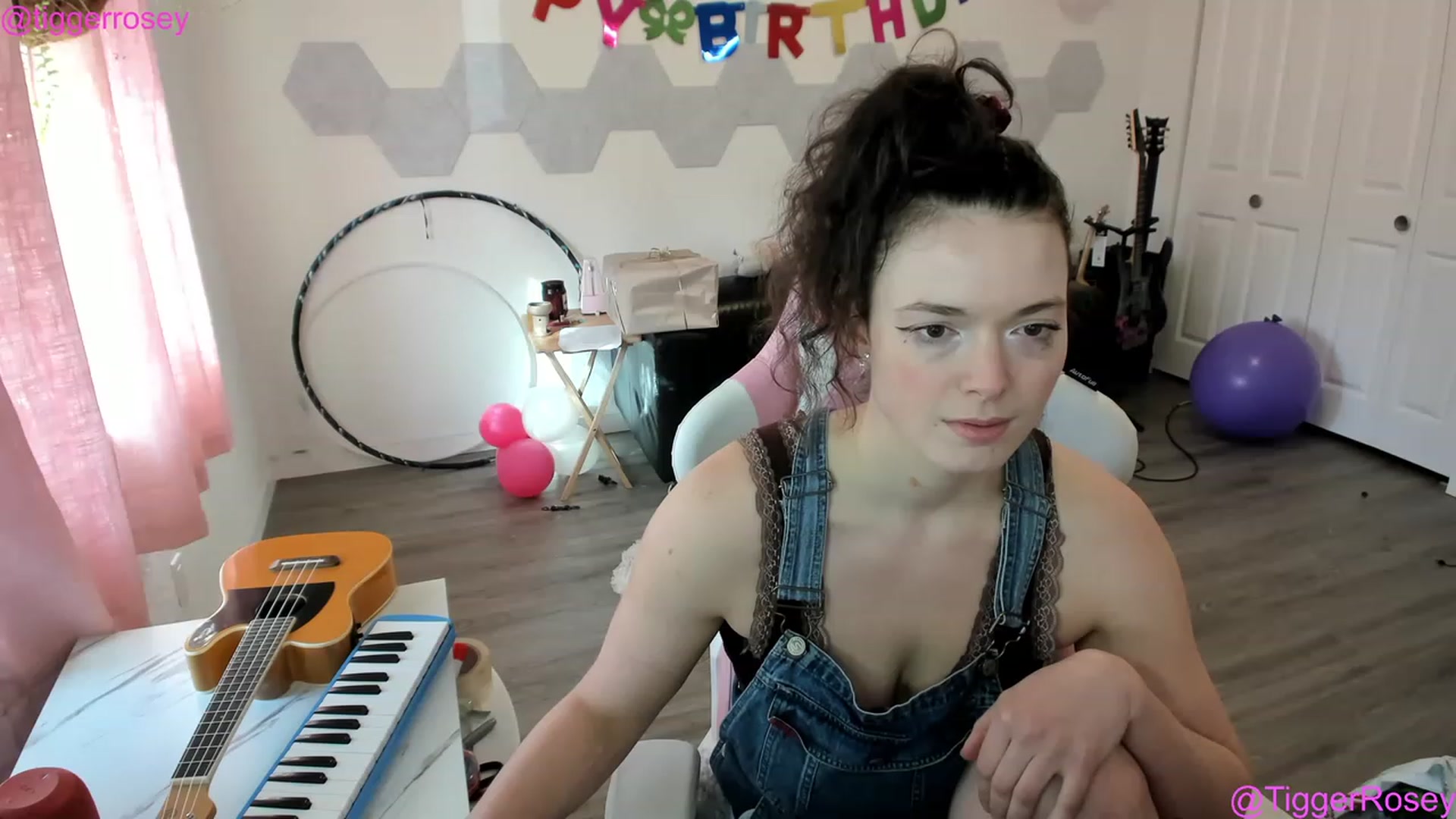 Gallery image thumbnail from TiggerRosey's myfreecams stream on, 04/26/2023, 01:51 image 4 of 20