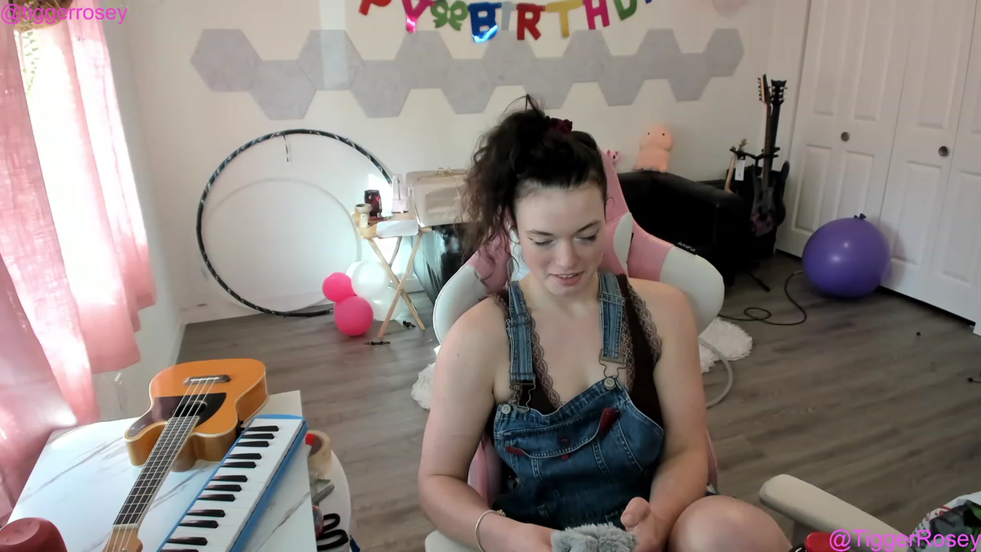 Gallery image thumbnail from TiggerRosey's myfreecams stream on, 04/26/2023, 01:51 image 6 of 20