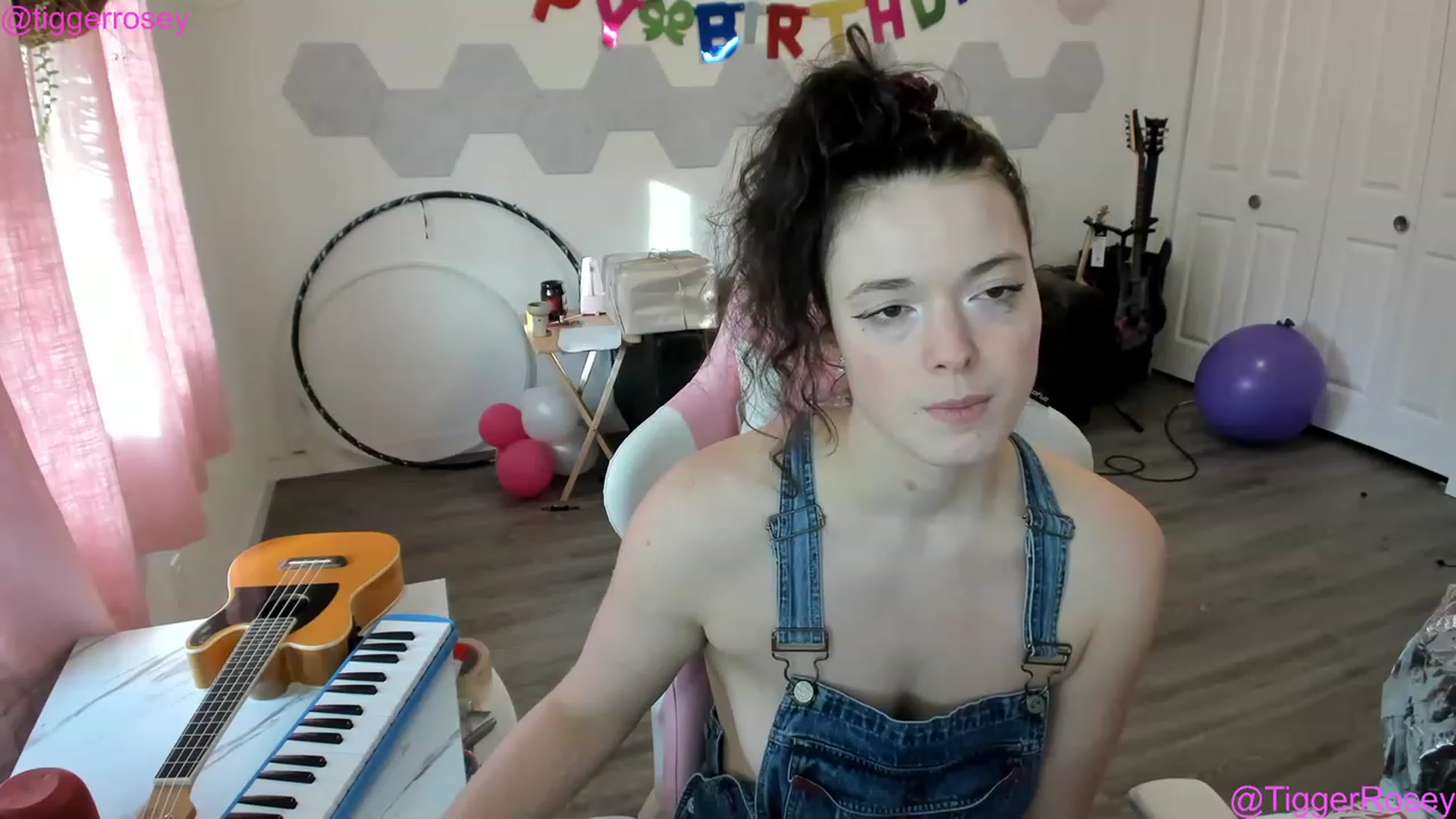Gallery image thumbnail from TiggerRosey's myfreecams stream on, 04/26/2023, 01:51 image 14 of 20