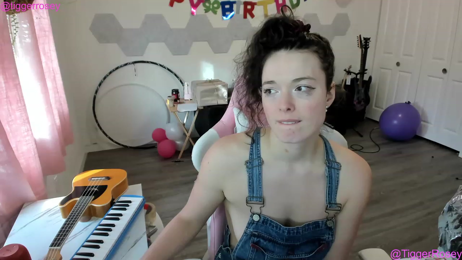 Gallery image thumbnail from TiggerRosey's myfreecams stream on, 04/26/2023, 01:51 image 13 of 20