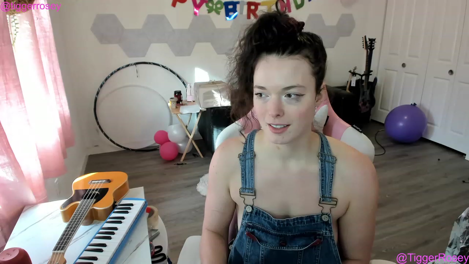 Gallery image thumbnail from TiggerRosey's myfreecams stream on, 04/26/2023, 01:51 image 11 of 20