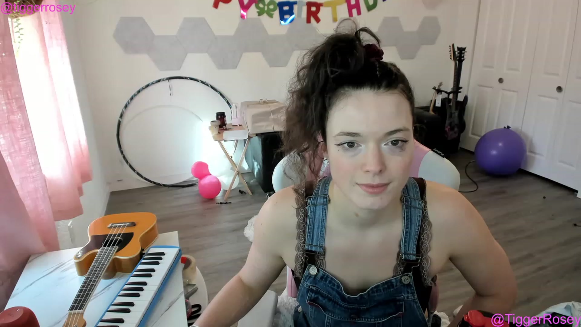 Gallery image thumbnail from TiggerRosey's myfreecams stream on, 04/26/2023, 01:51 image 2 of 20