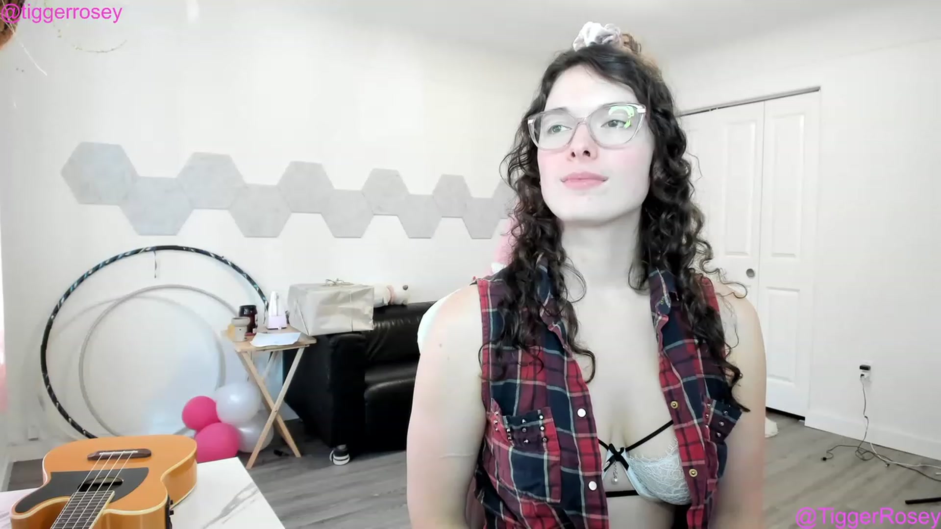 Gallery image thumbnail from TiggerRosey's myfreecams stream on, 04/27/2023, 23:49 image 18 of 20