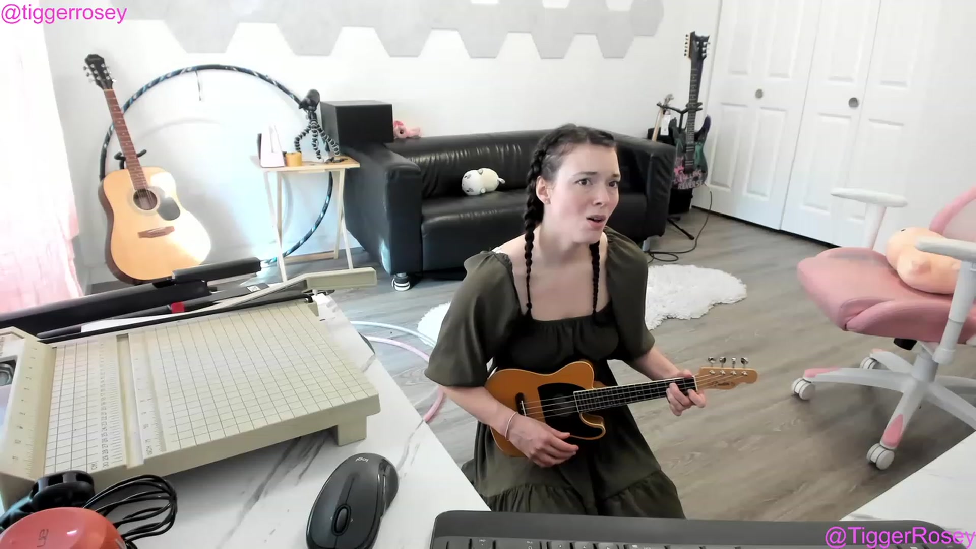 Gallery image thumbnail from TiggerRosey's myfreecams stream on, 05/17/2023, 23:43 image 18 of 20